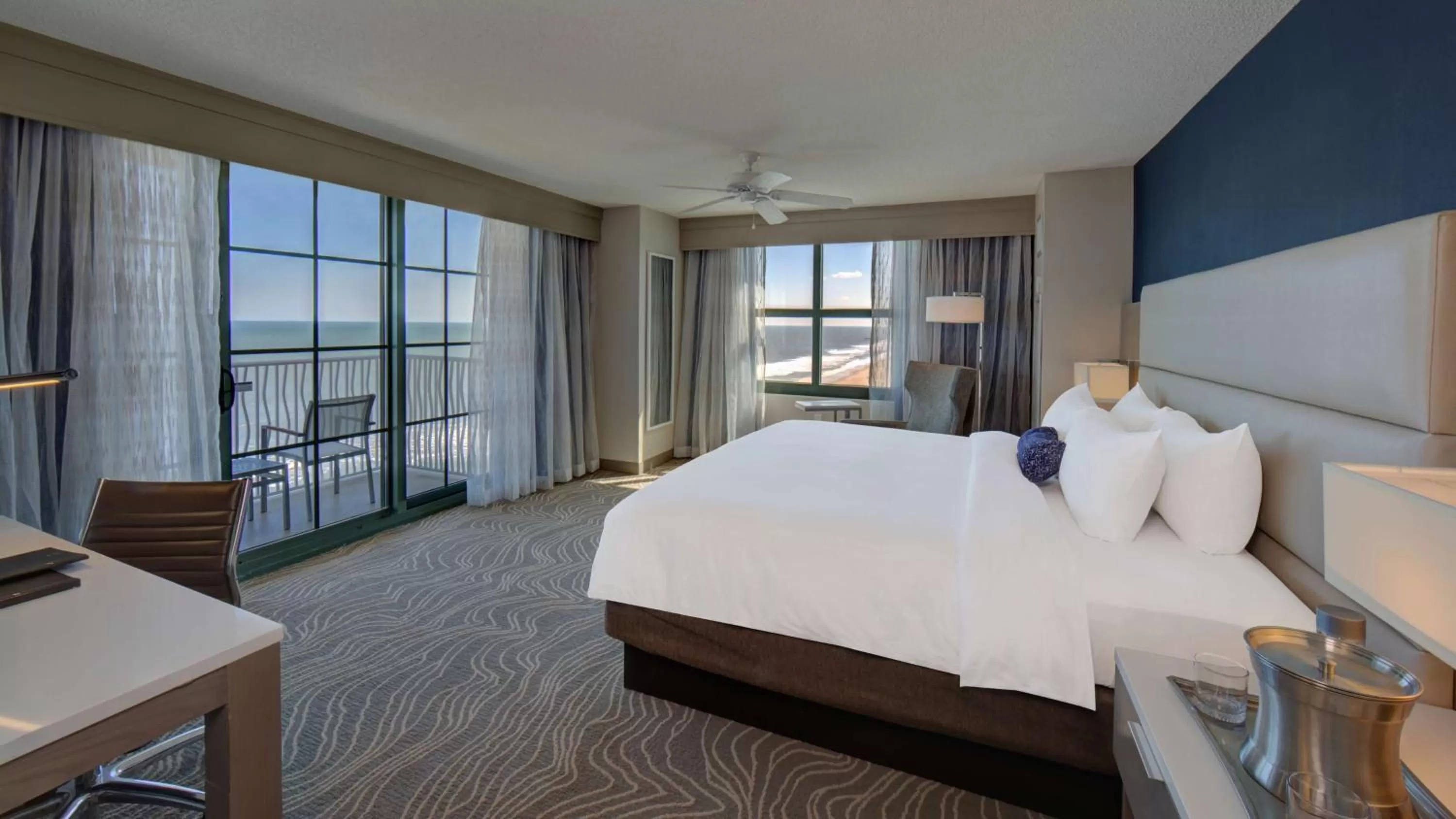 Bedroom, Bed in Hilton Virginia Beach Oceanfront