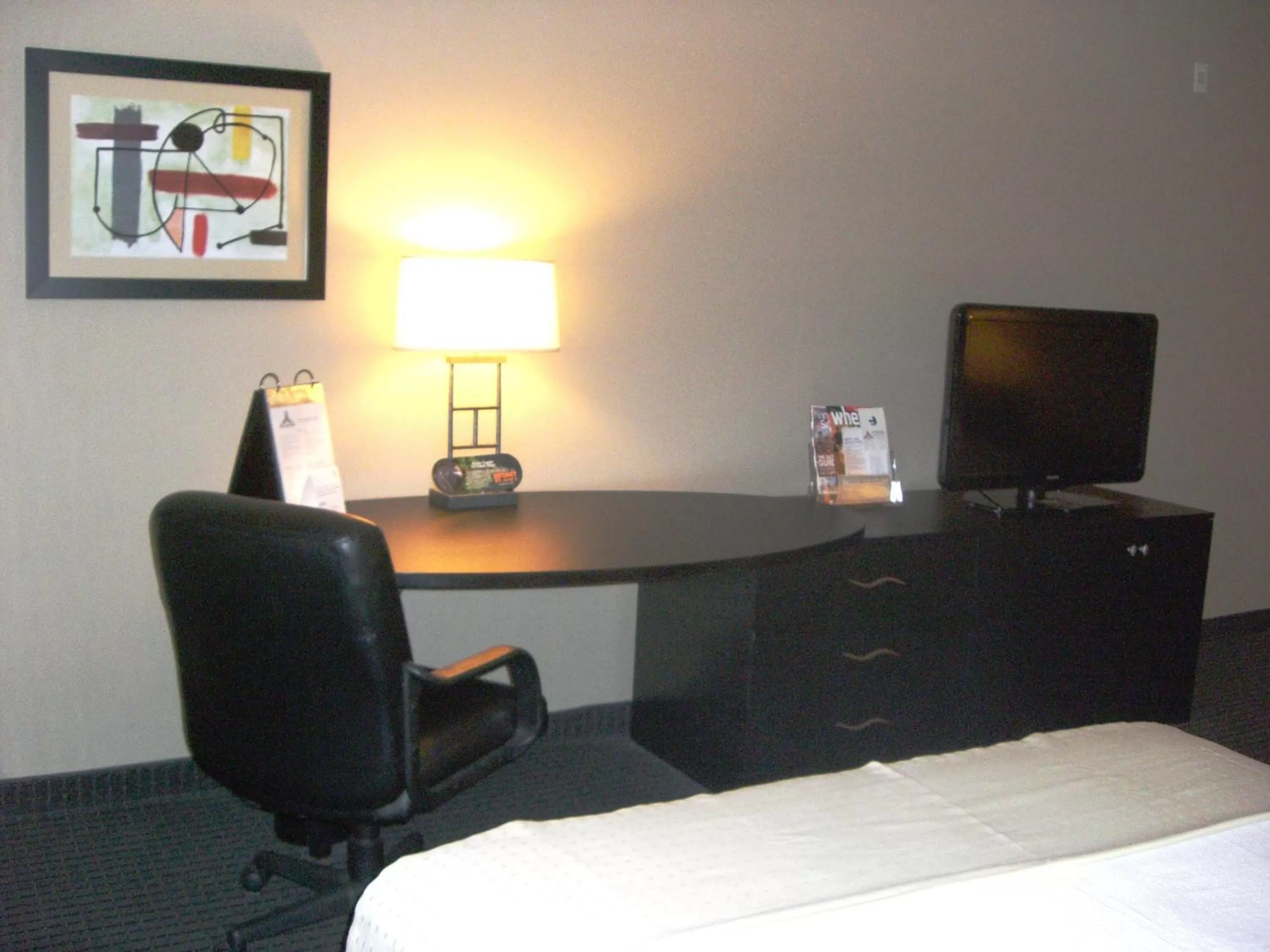 Seating area, Bed in Holiday Inn St. Paul Northeast - Lake Elmo by IHG
