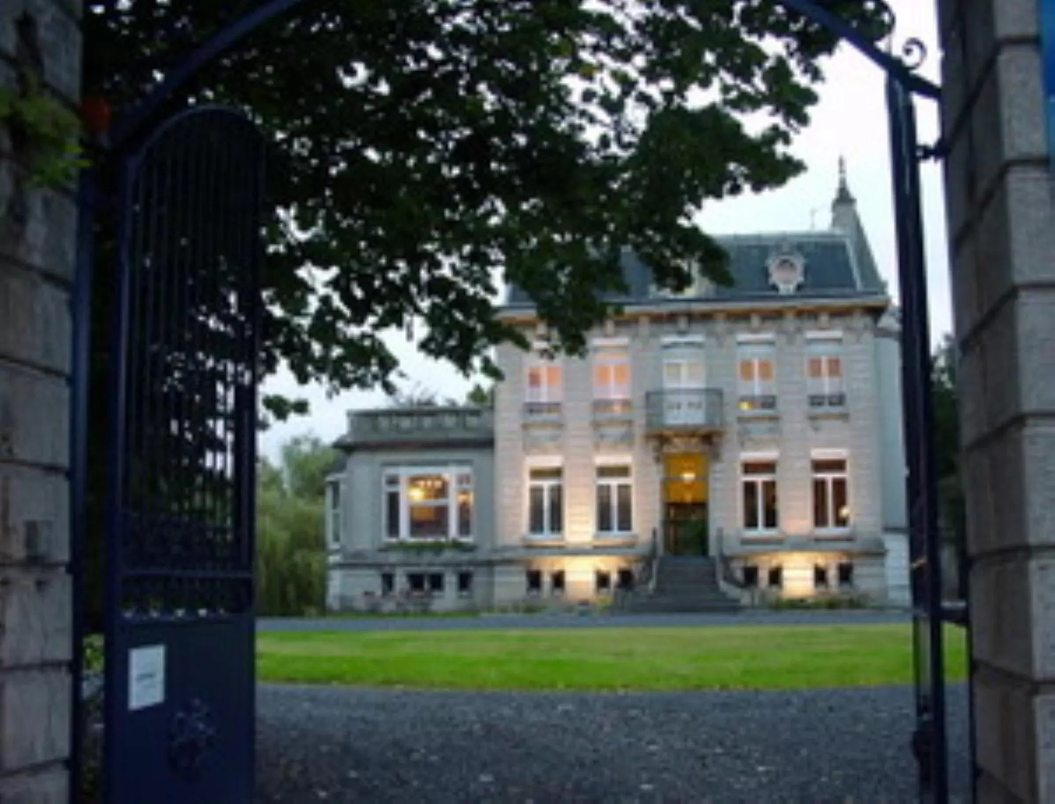 Property Building in Au Château Des Thermes