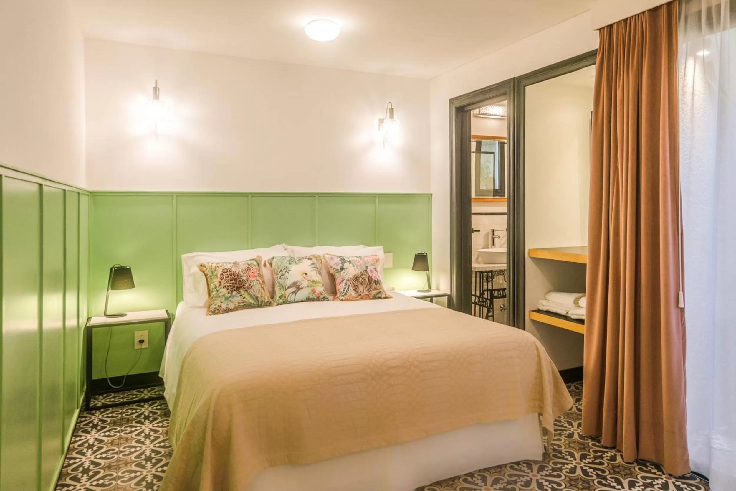 Bathroom, Bed in FAUNA Montevideo