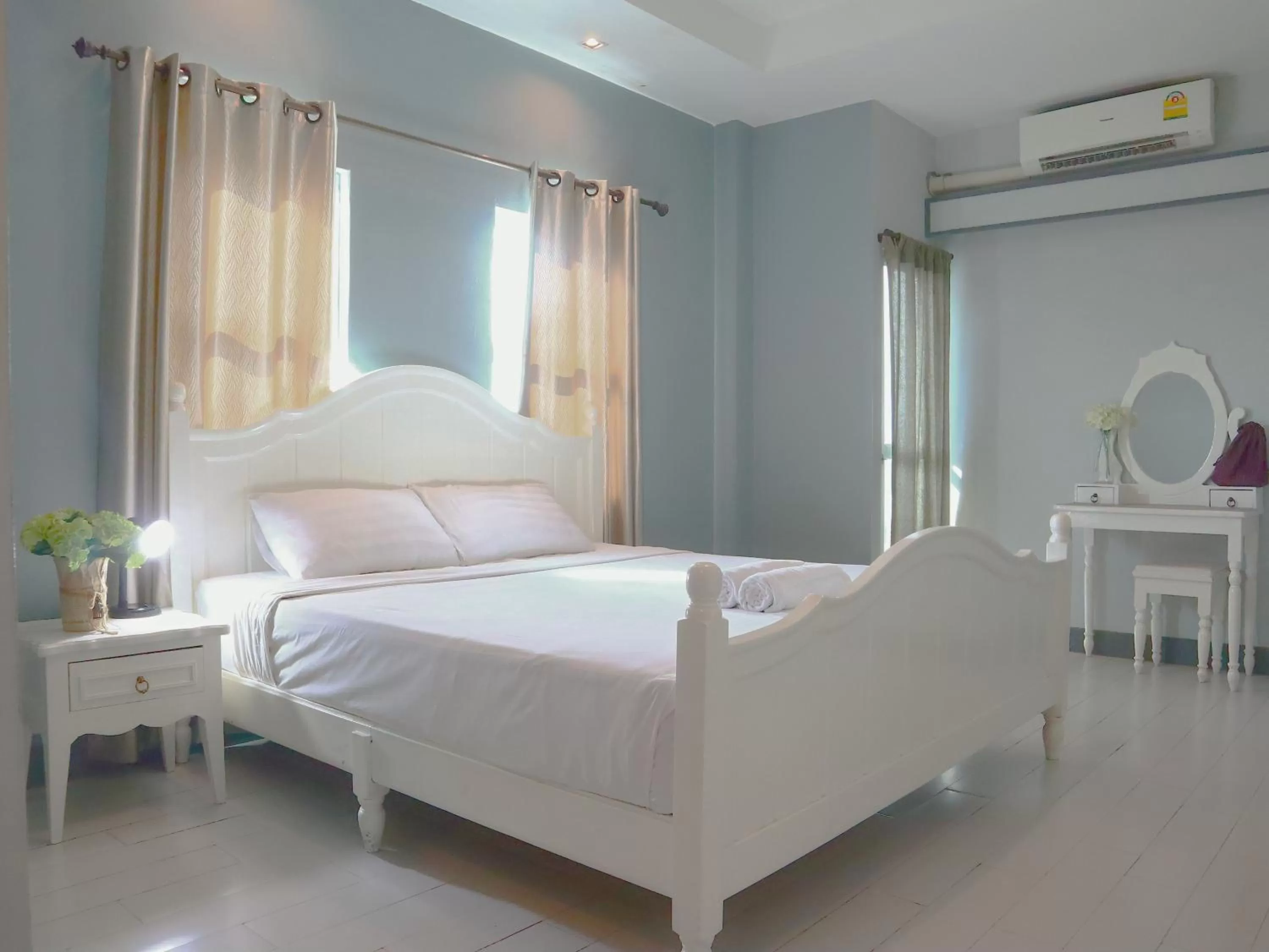 Photo of the whole room, Bed in The Battery Park Midtown Boutique