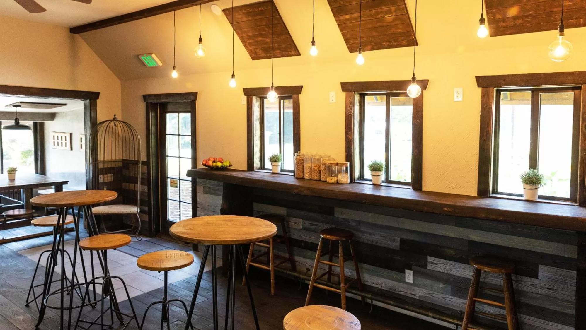 Restaurant/places to eat in Paradise Village