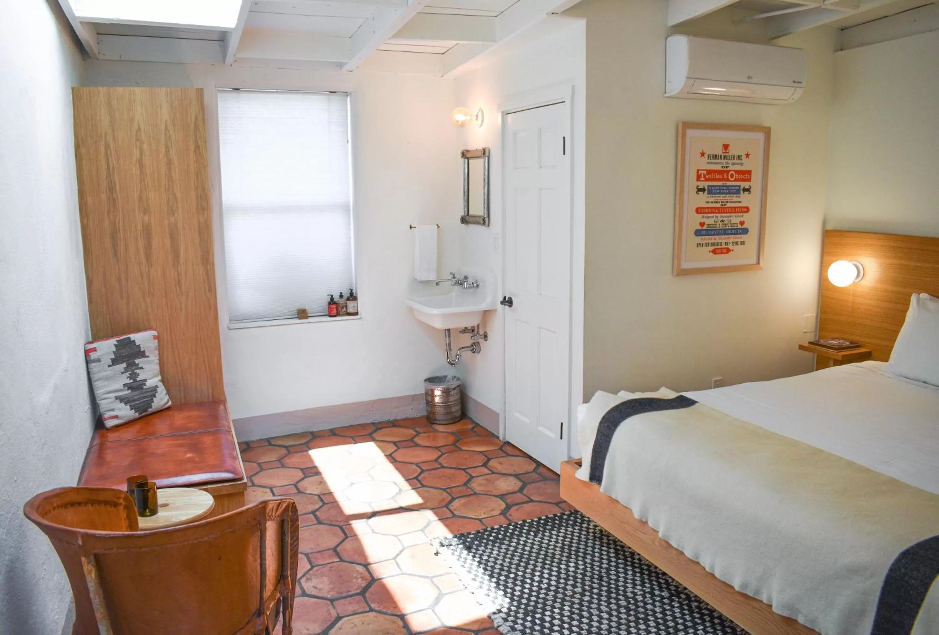 Photo of the whole room, Bed in The Parador