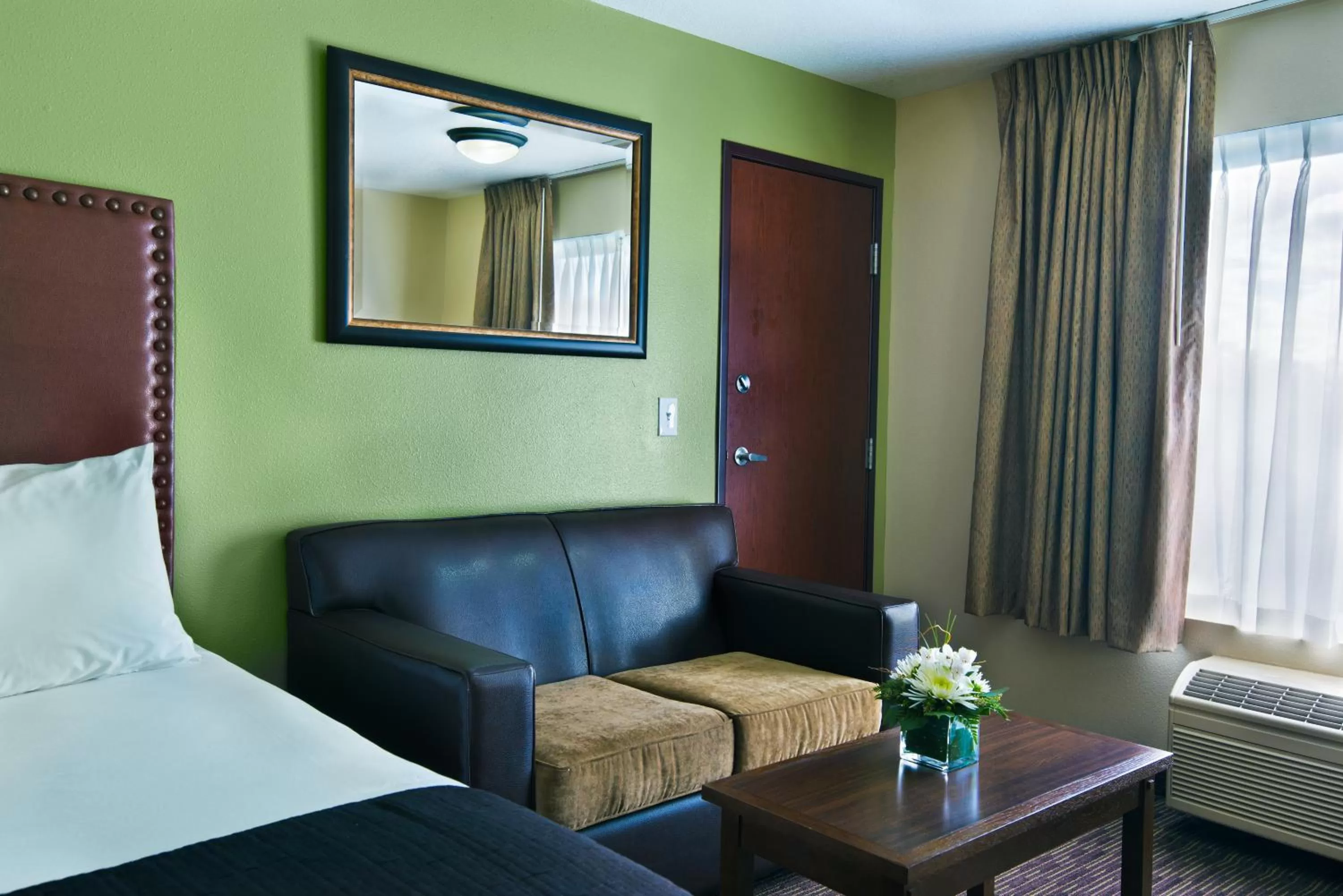 Seating area, Bed in Oxford Suites Hermiston