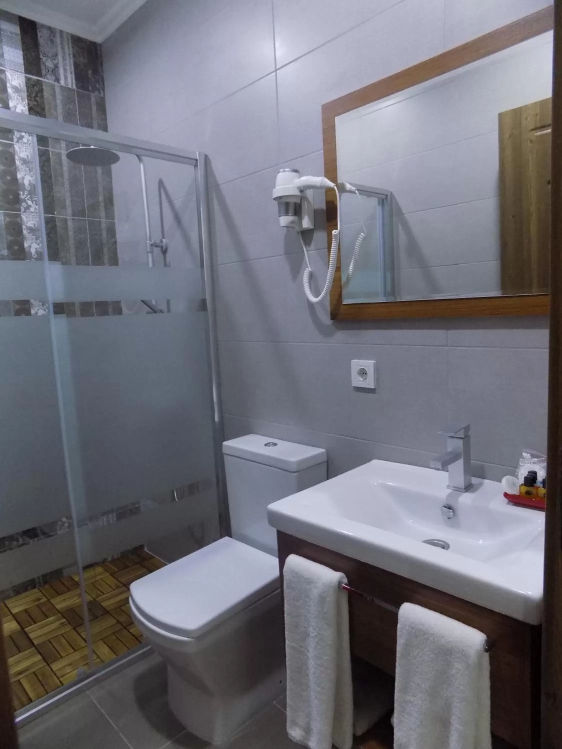 Shower, Bathroom in Palm Hotel