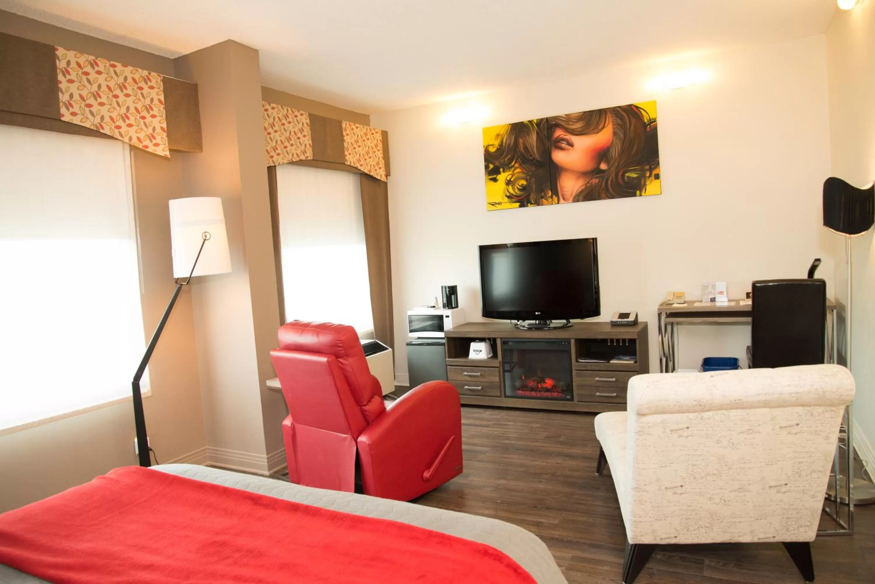 Bedroom, Bed in Days Inn by Wyndham Berthierville