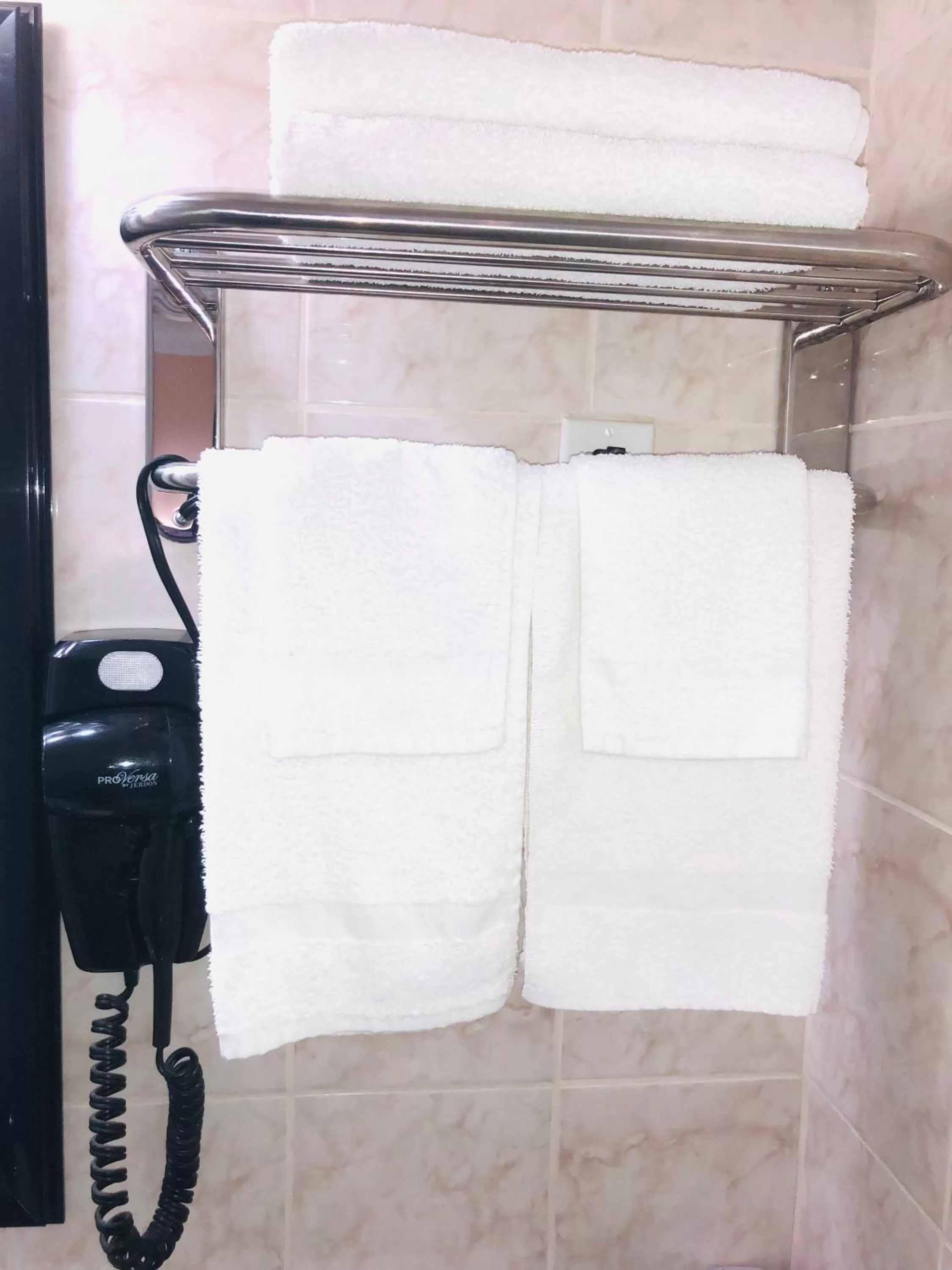 Perth Plaza Inn & Suites