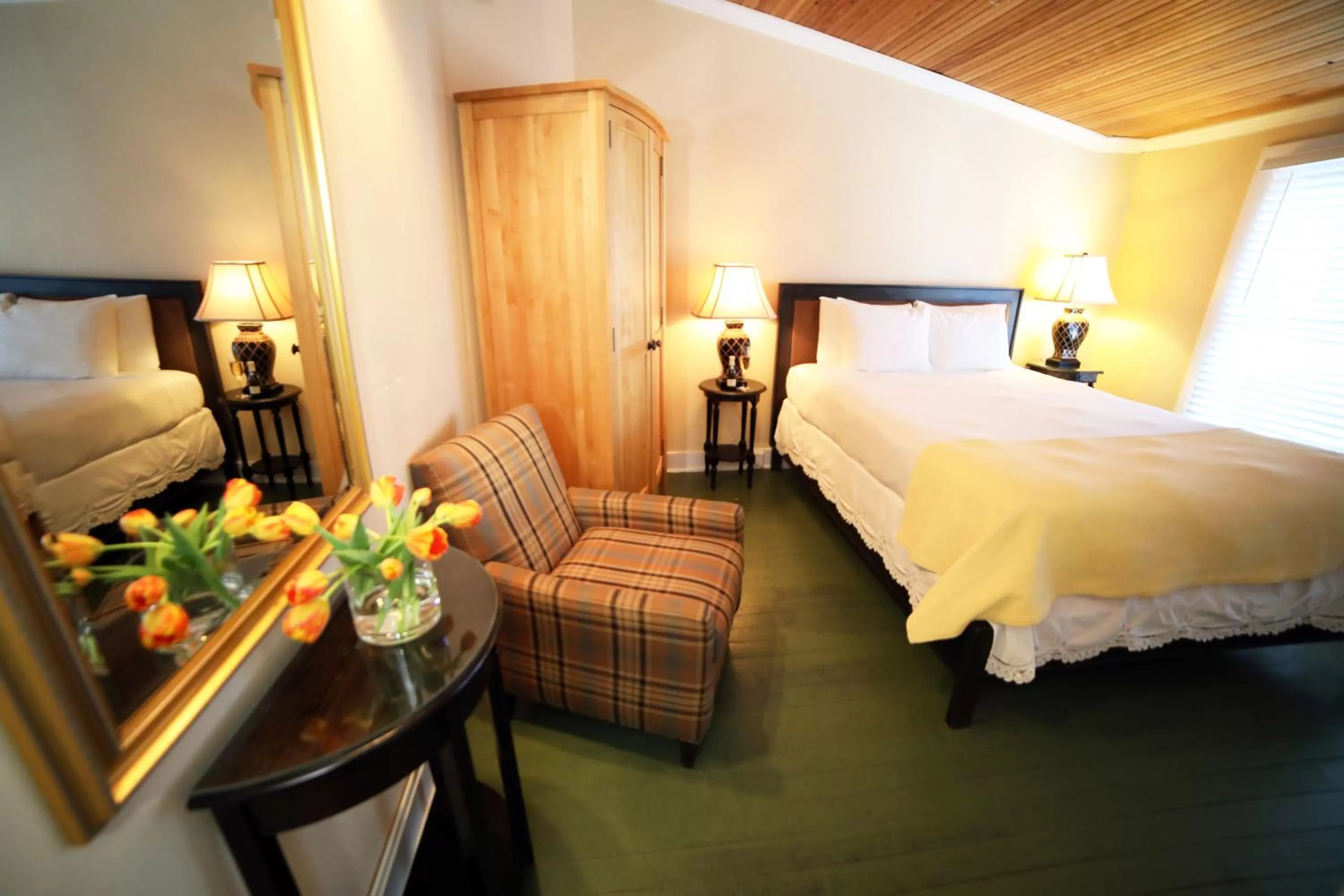 Photo of the whole room, Bed in The Kennebunk Inn