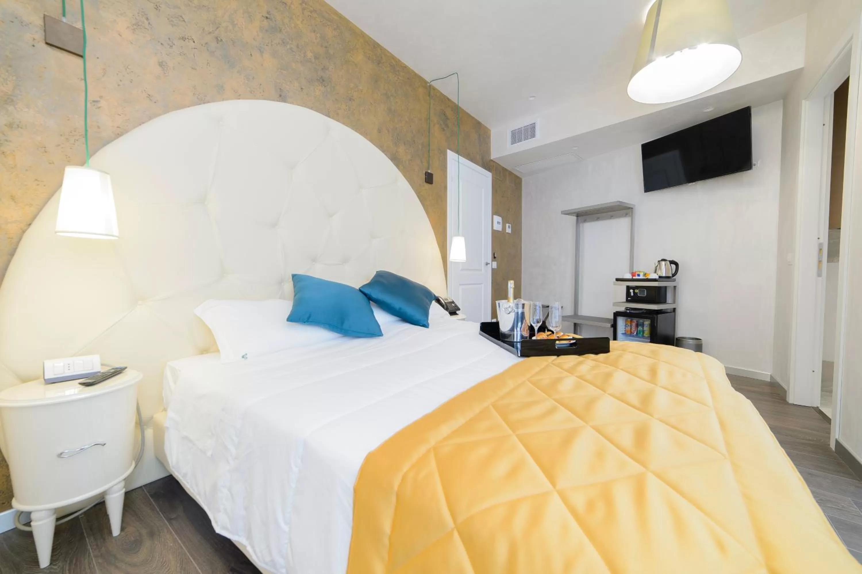 Spring, Bed in Hotel Vespasiano