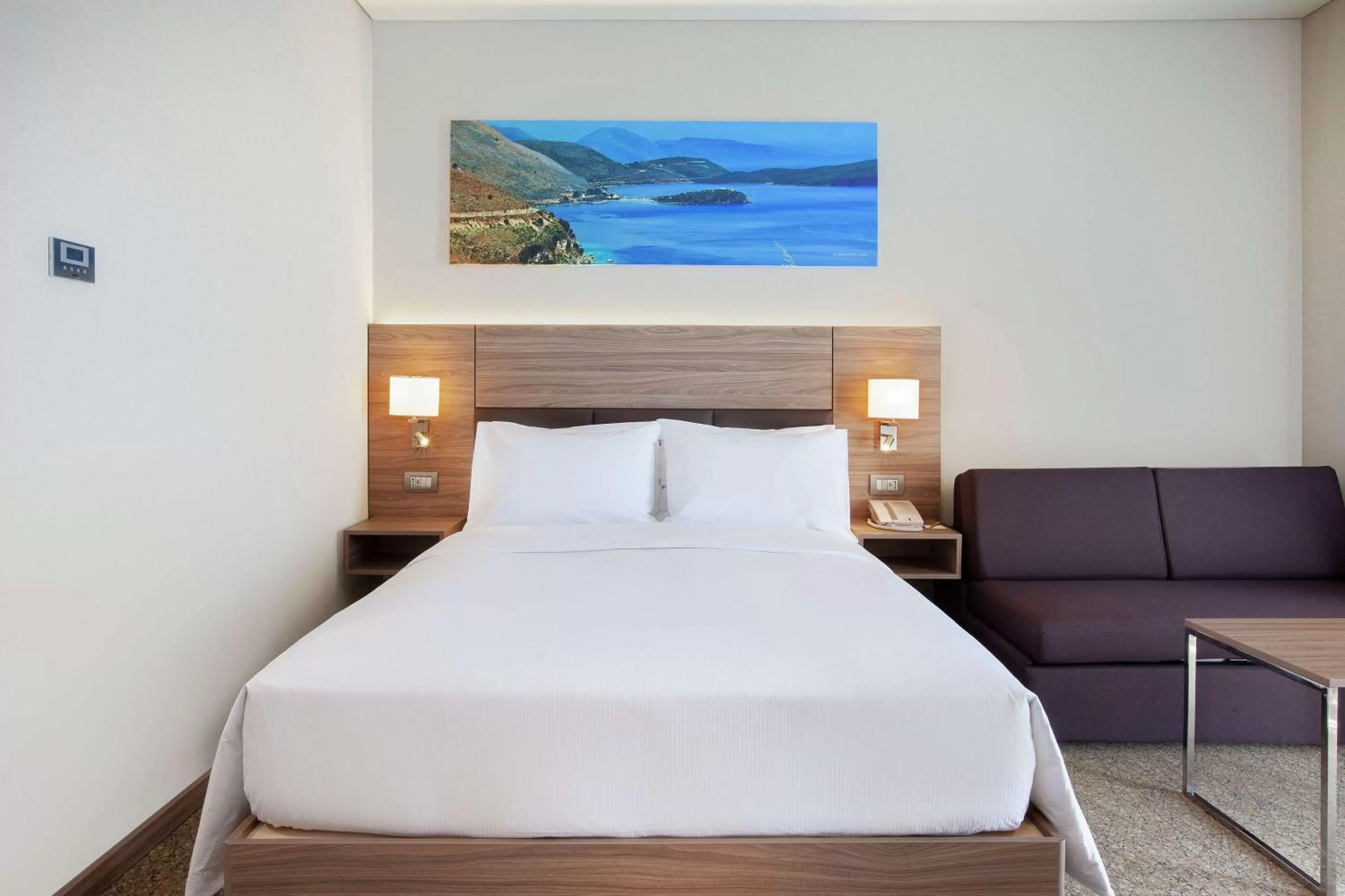 Living room, Bed in Hilton Garden Inn Tirana