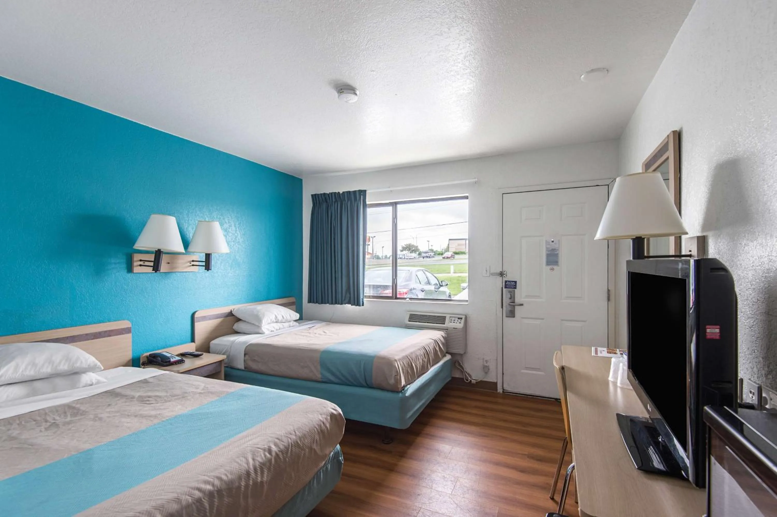 Photo of the whole room, Bed in Motel 6 Kansas City, MO - Airport