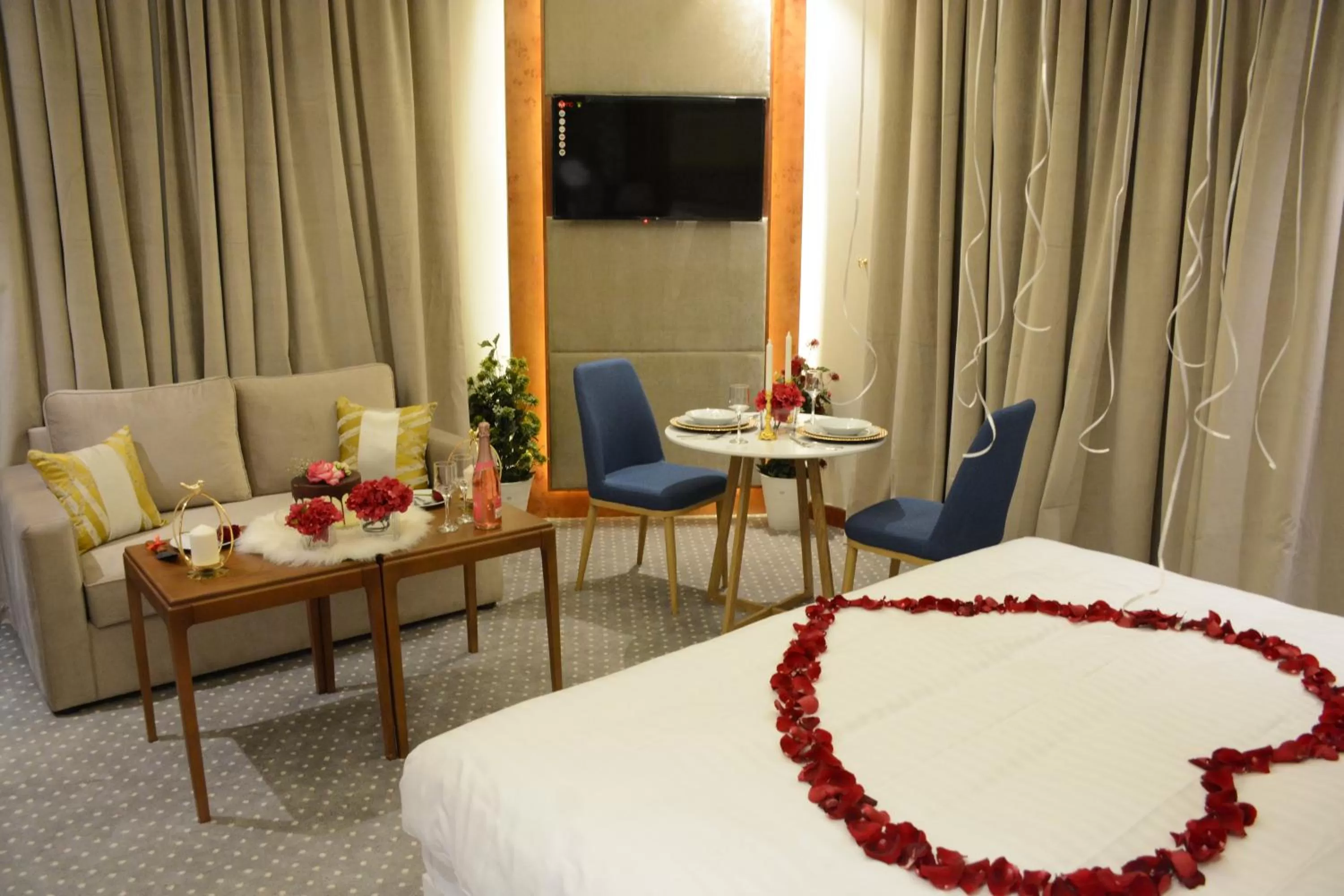 Communal lounge/ TV room, TV/Entertainment Center in E1 Hotel