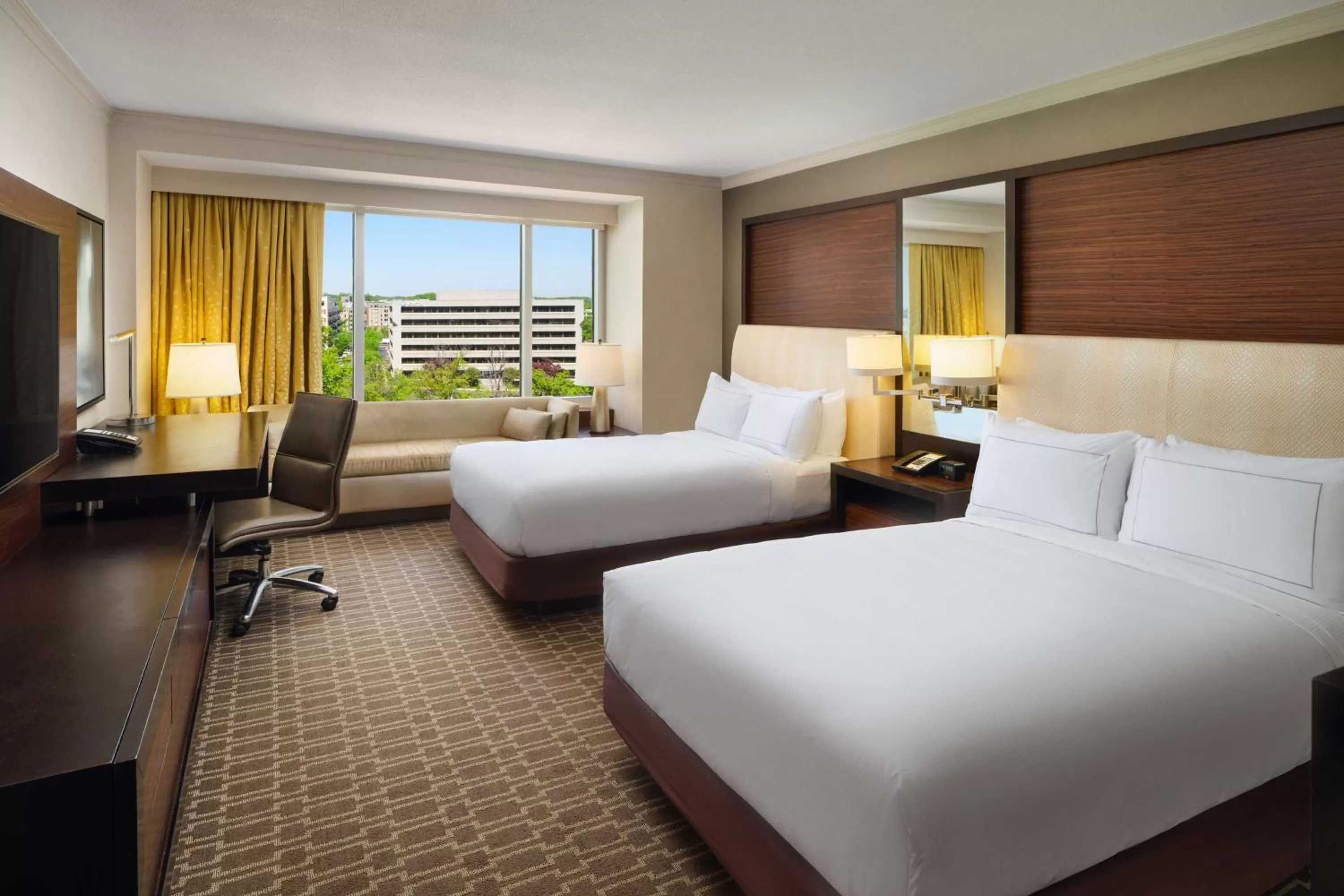 Bedroom, Bed in Hilton McLean Tysons Corner