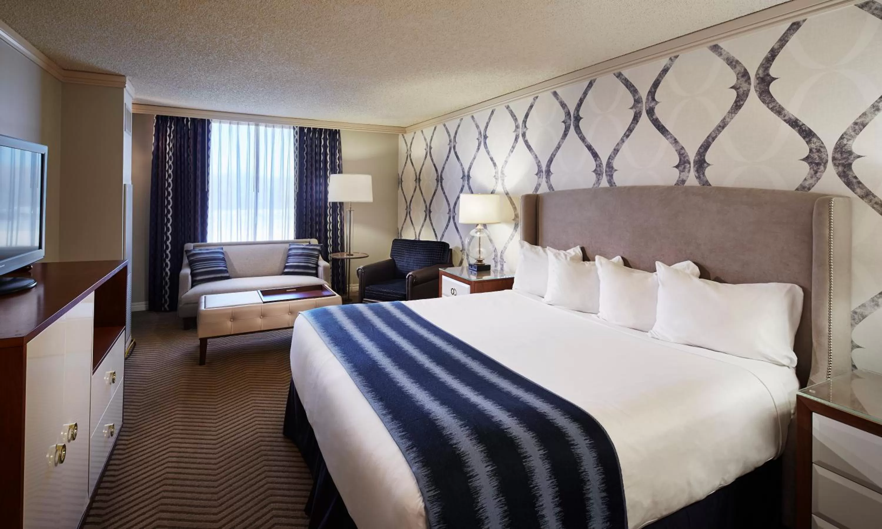 Photo of the whole room, Bed in Harrah's Kansas City, A Caesars Destination