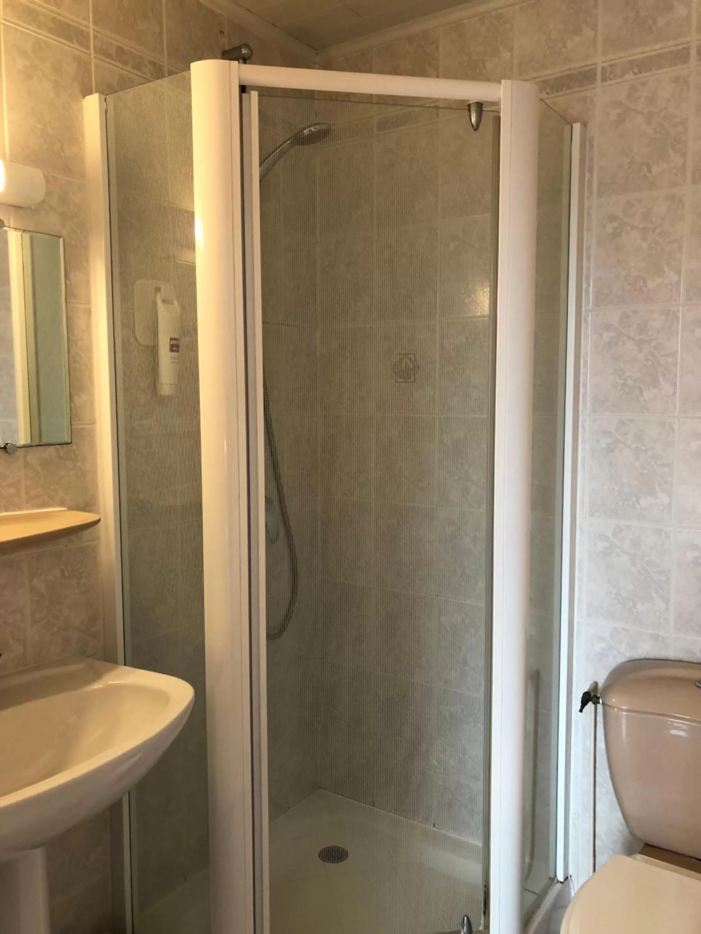 Bathroom in Enzo Hotels Neufchâteau by Kyriad Direct