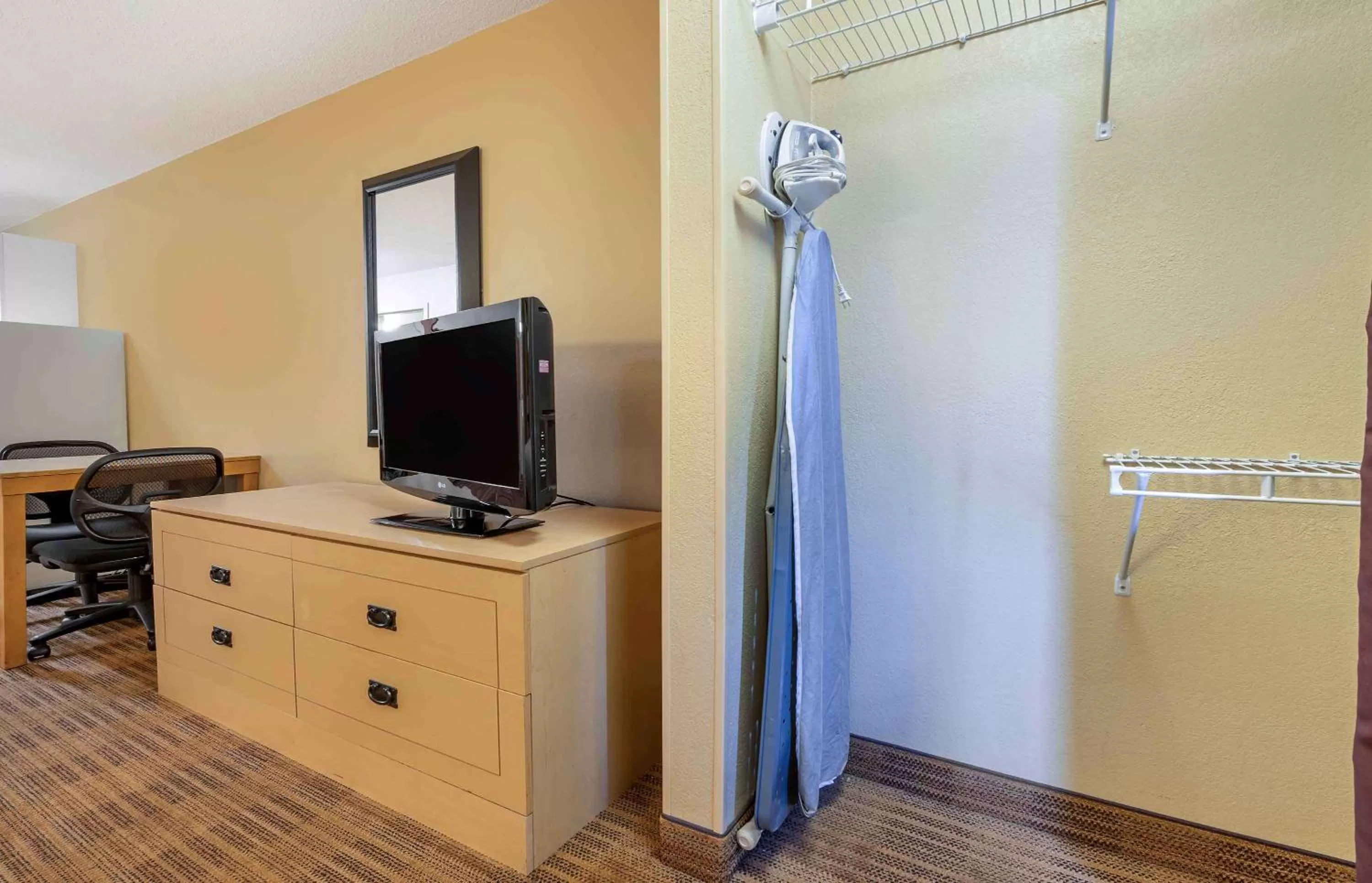 Bedroom in Extended Stay America Suites - Cincinnati - Blue Ash - Kenwood Road