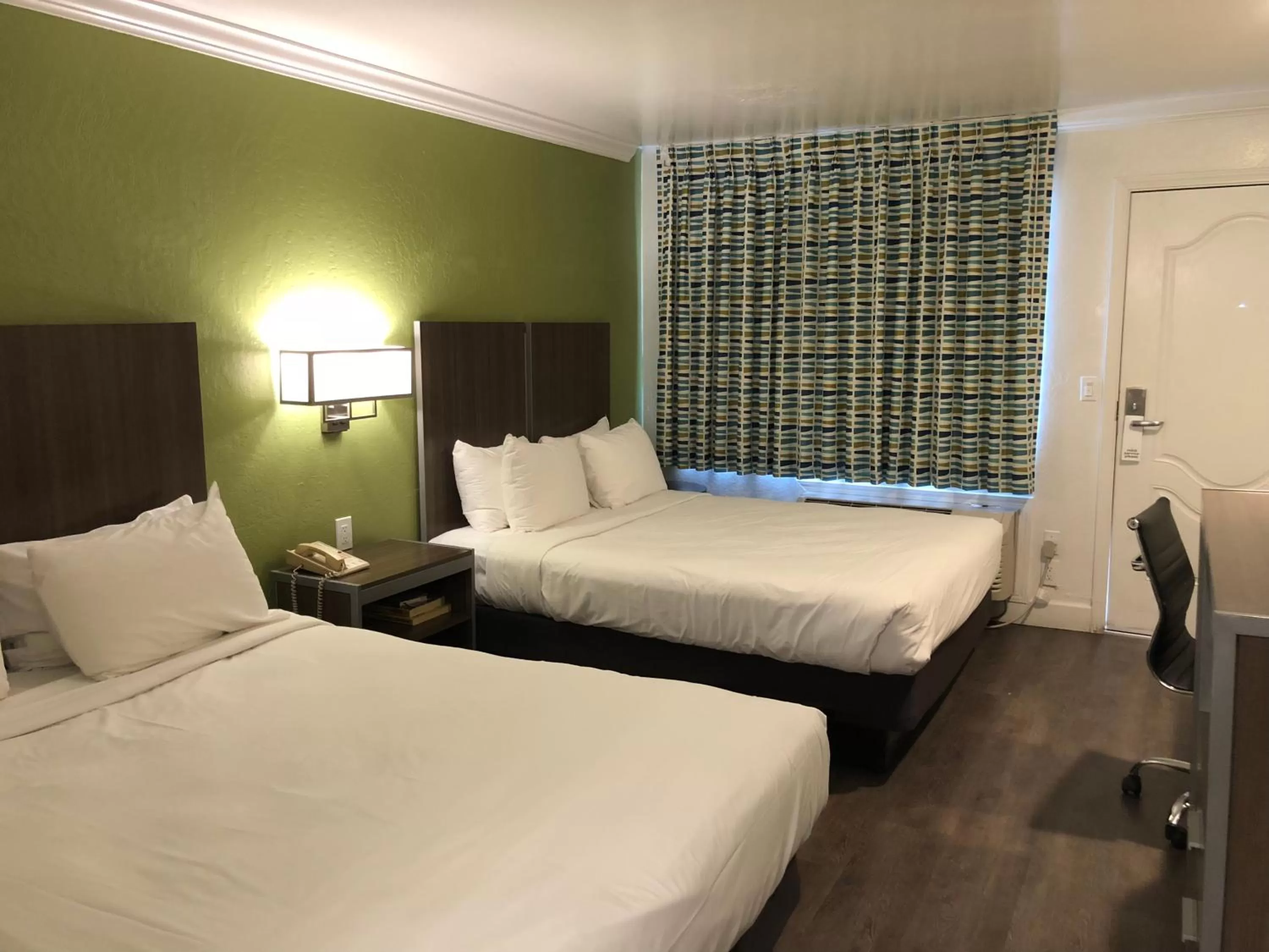 Bedroom, Bed in Gilroy Inn