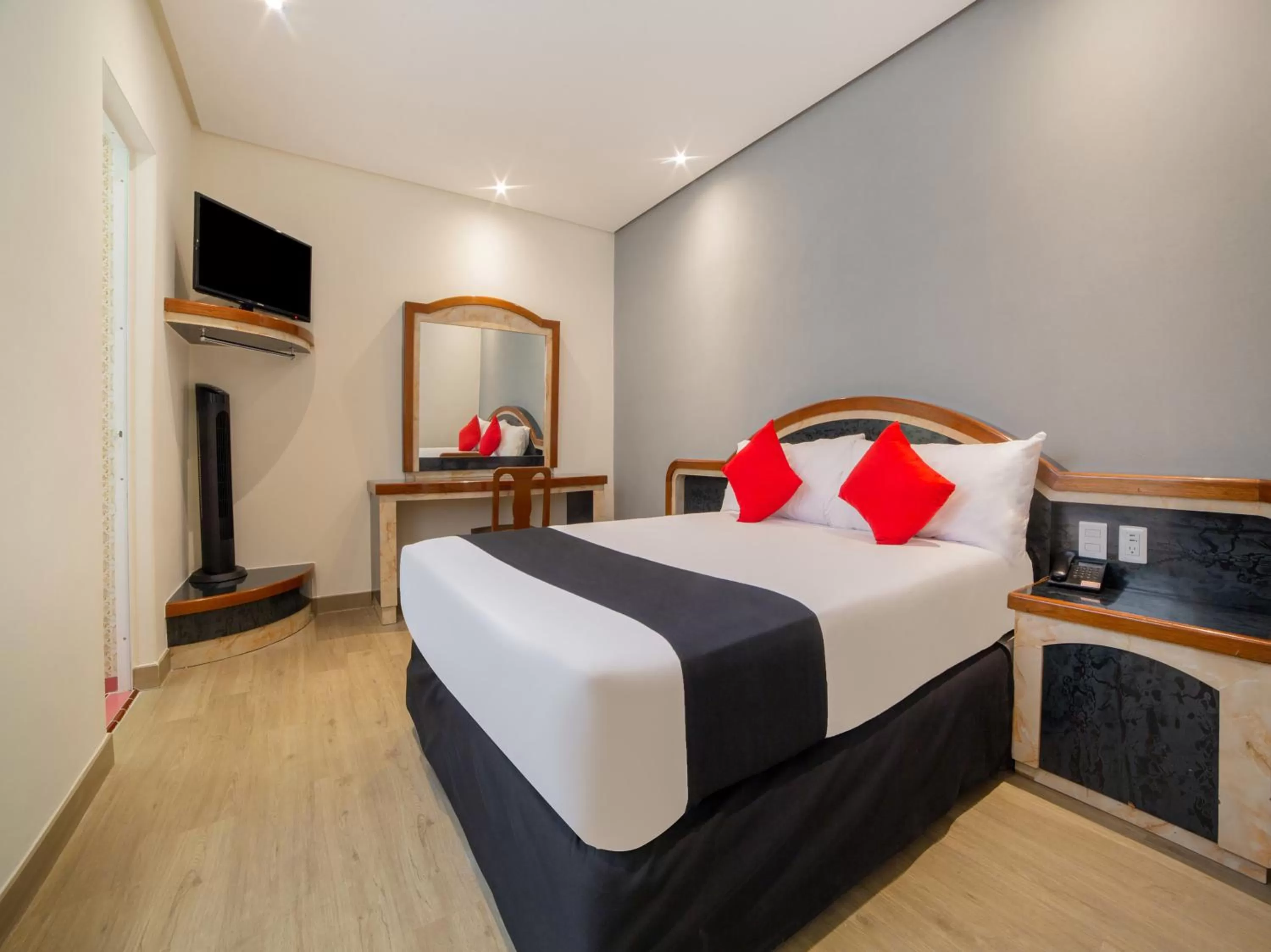 Bedroom, Bed in Hotel Monarca