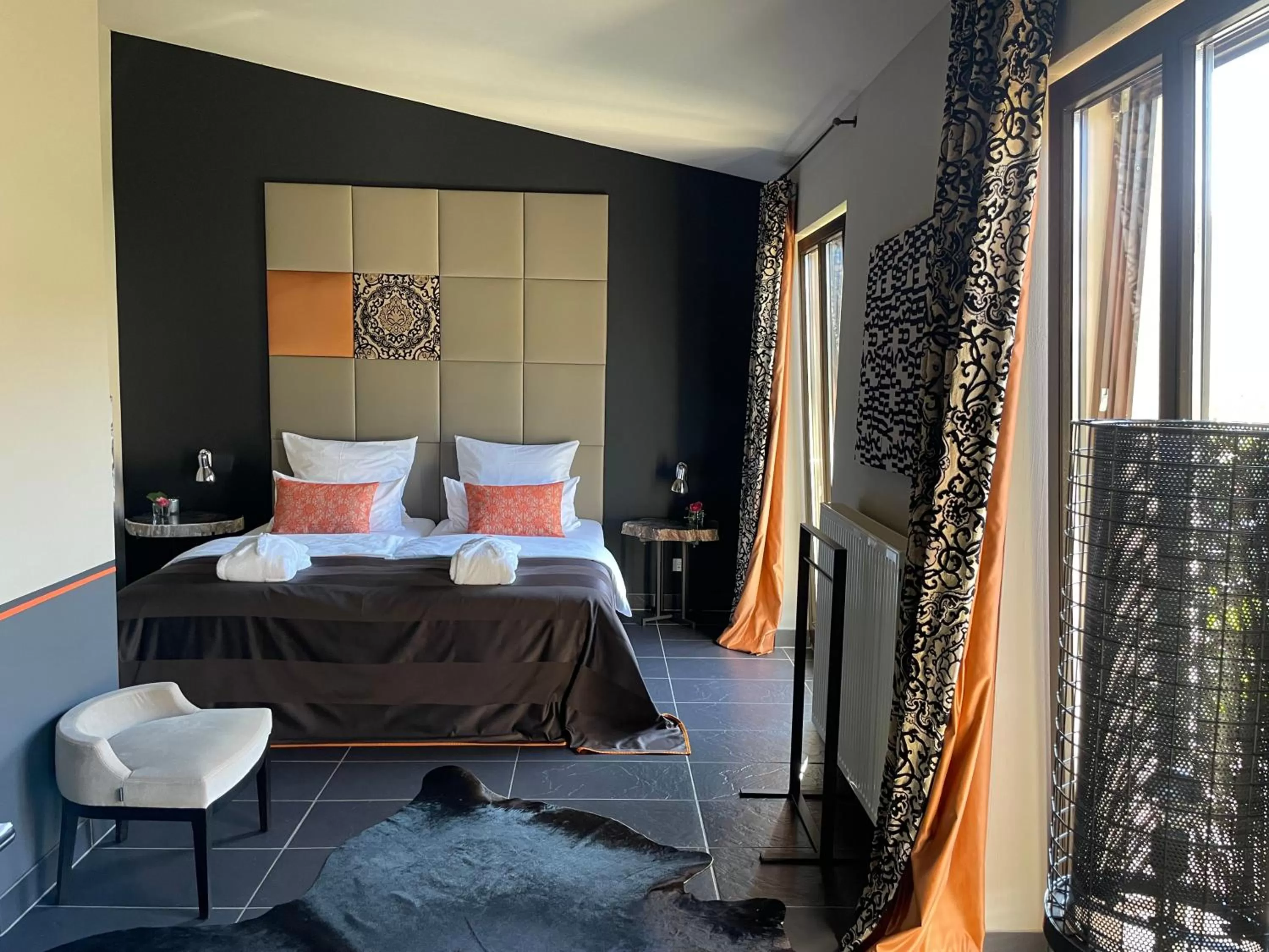 Bed in Jugendstil-Hof