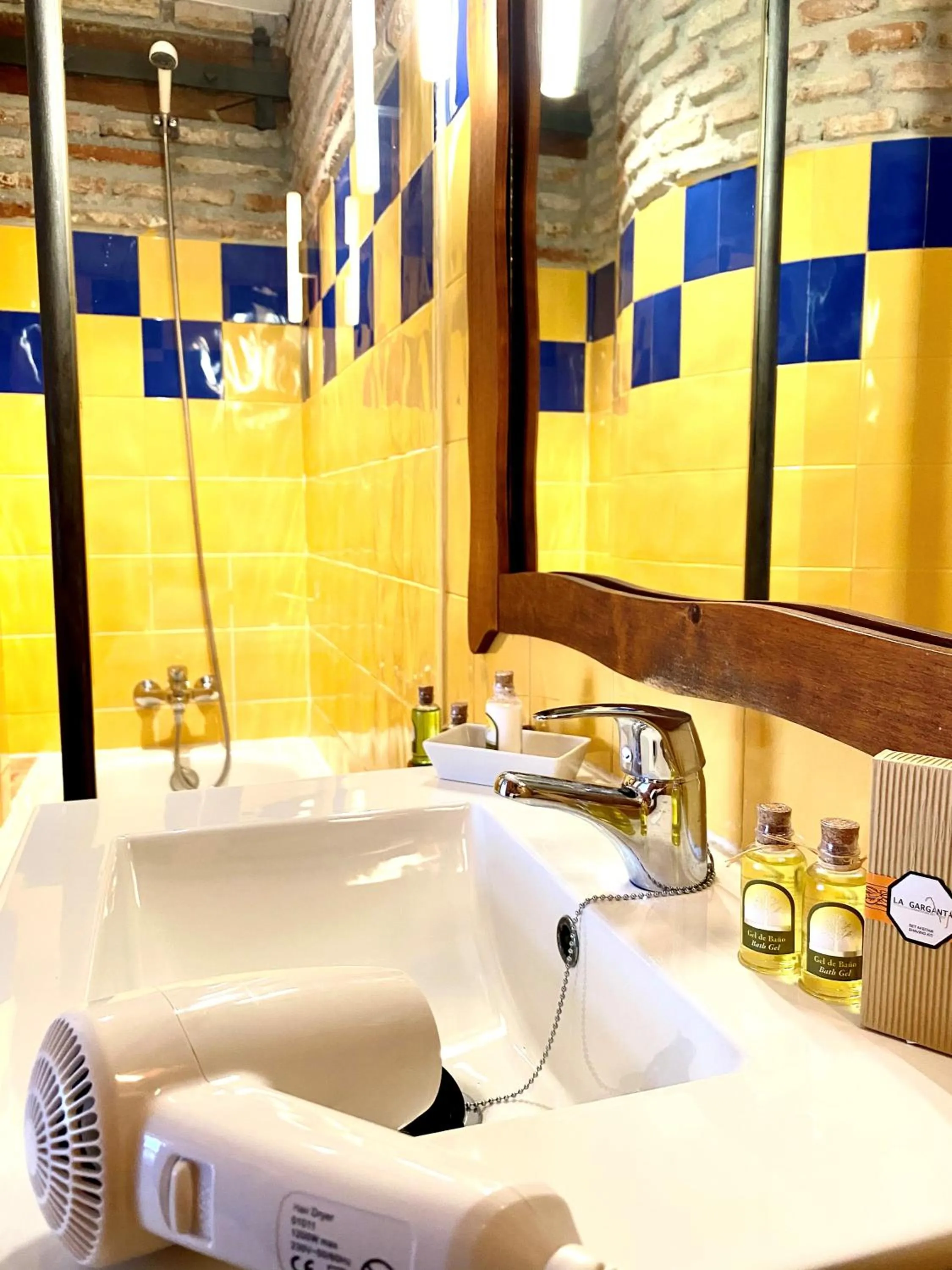 Shower in Complejo Turístico La Garganta