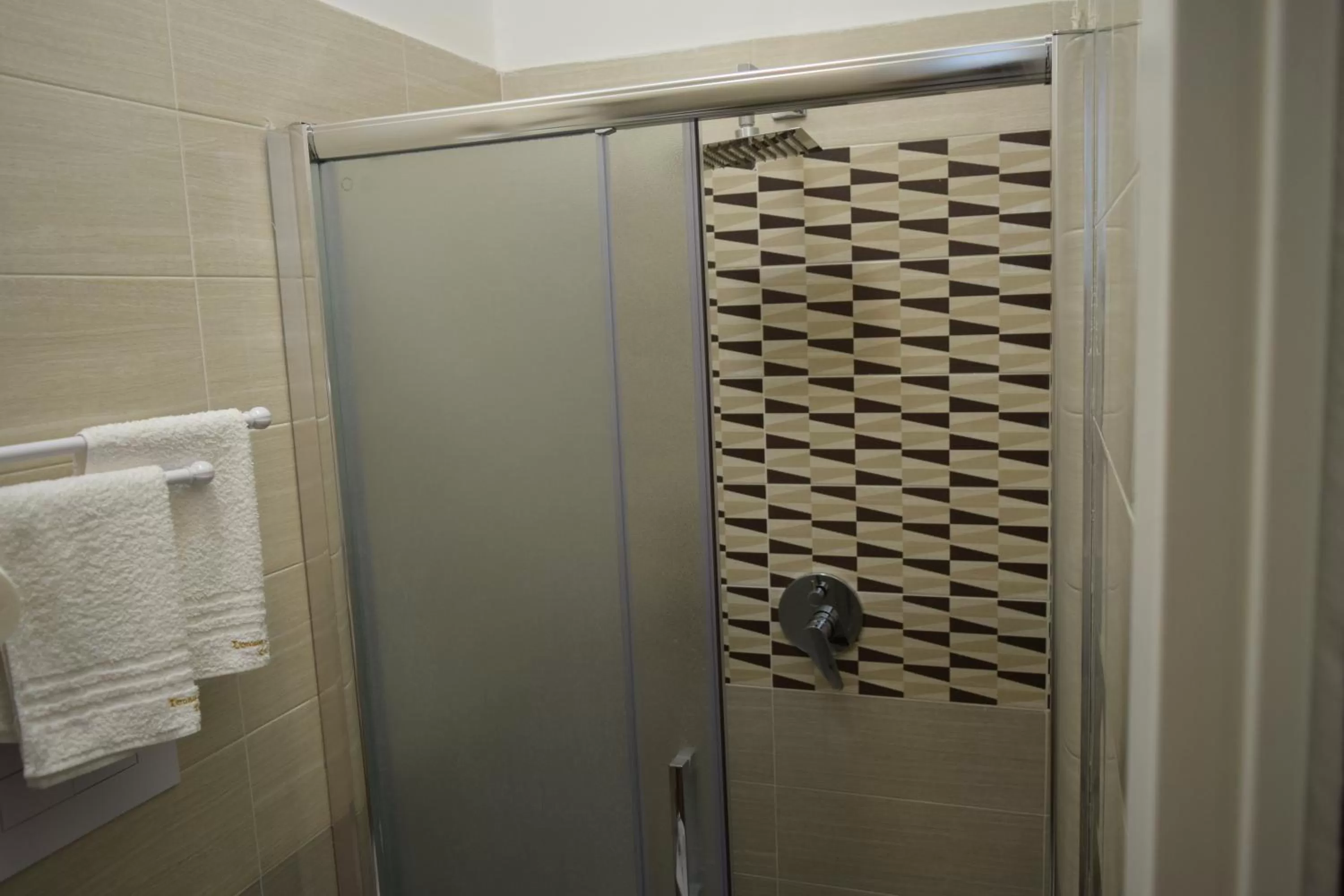 Shower in DomuS al Corso B&B