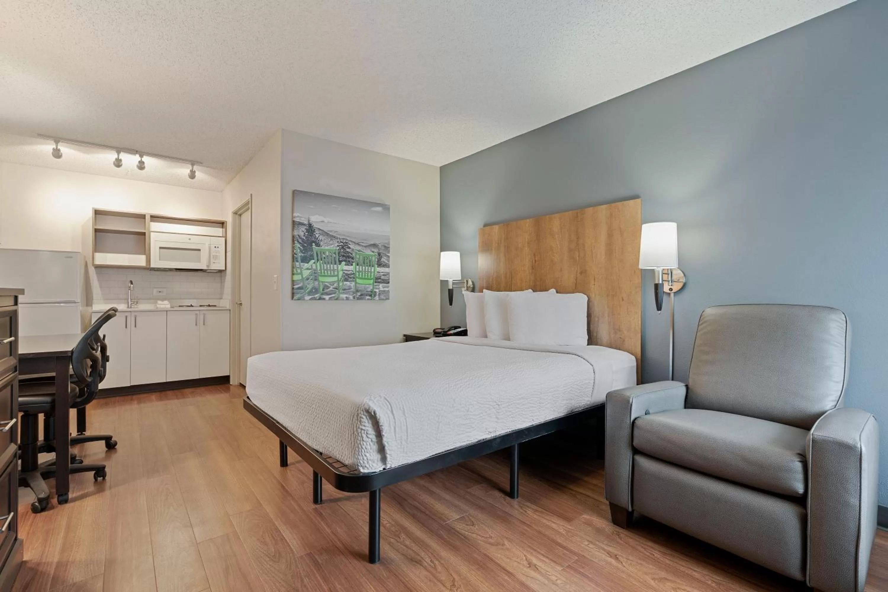 Bed in Extended Stay America Suites - Seattle - Redmond