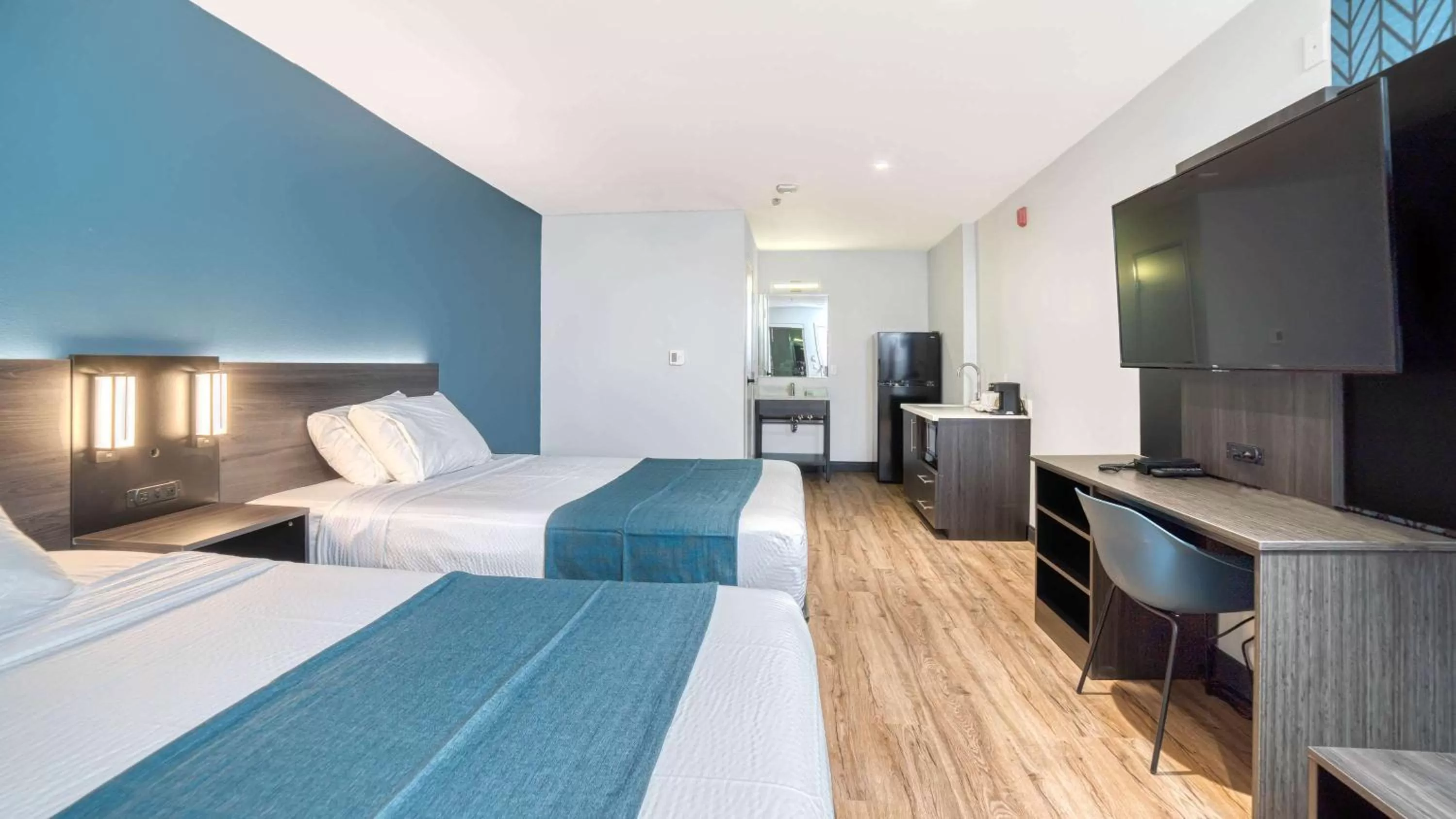 Photo of the whole room, Bed in Studio 6 Suites Stockton, CA Waterfront