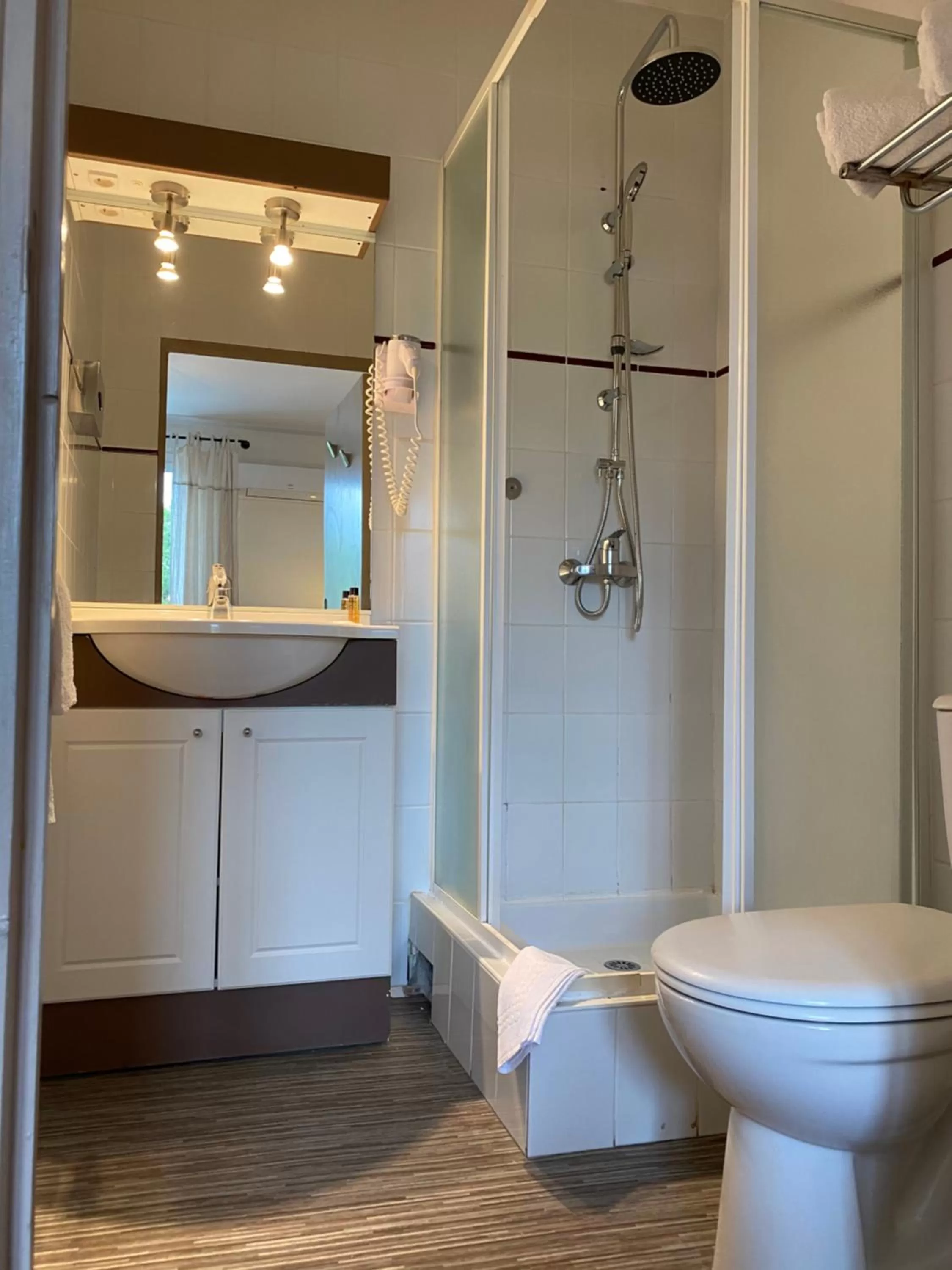 Bathroom in Le Plan B - Hôtel 3 étoiles - Restaurant