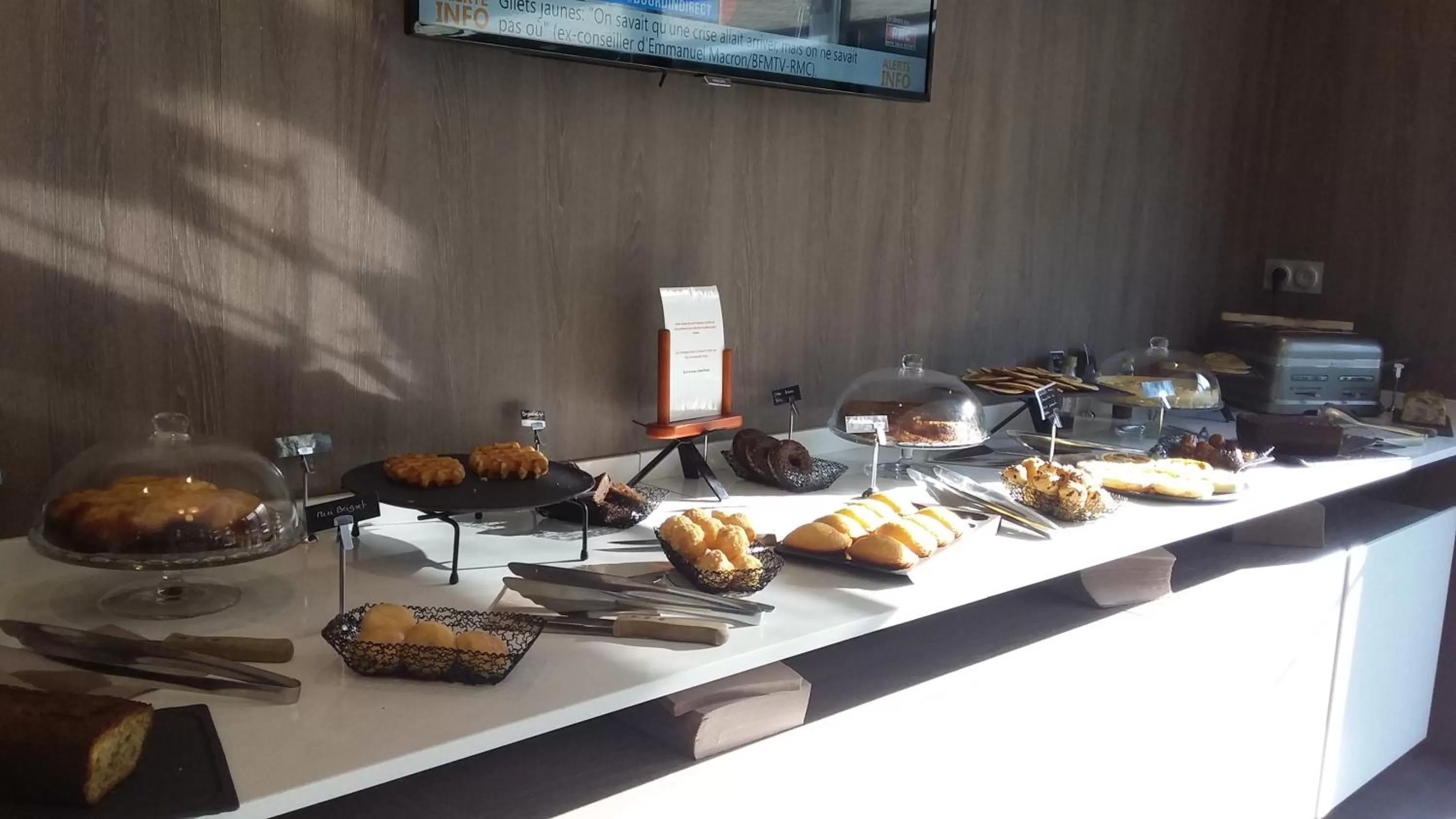 Buffet breakfast in Mercure Belfort Centre