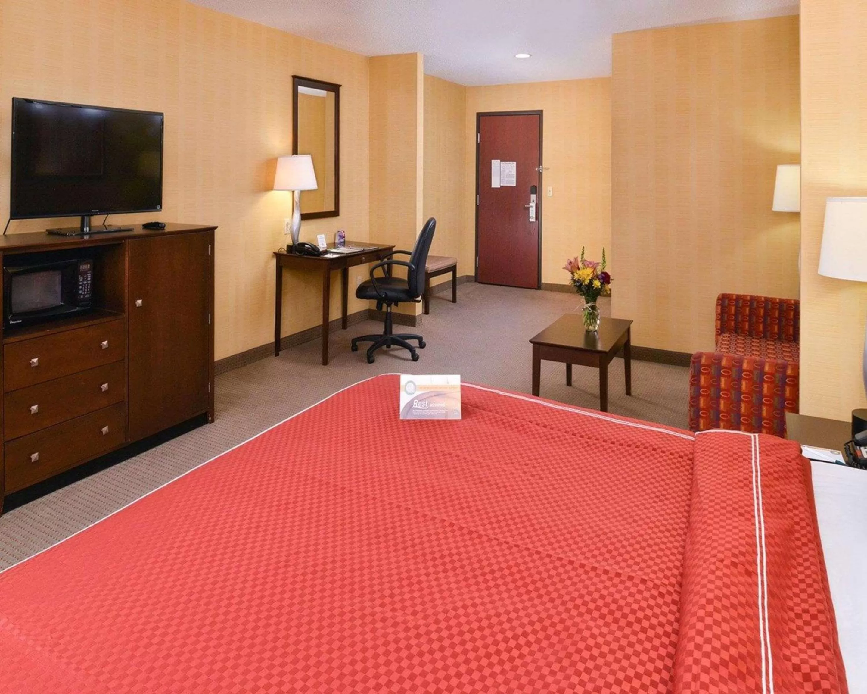 Photo of the whole room, Bed in Quality Suites Stratford