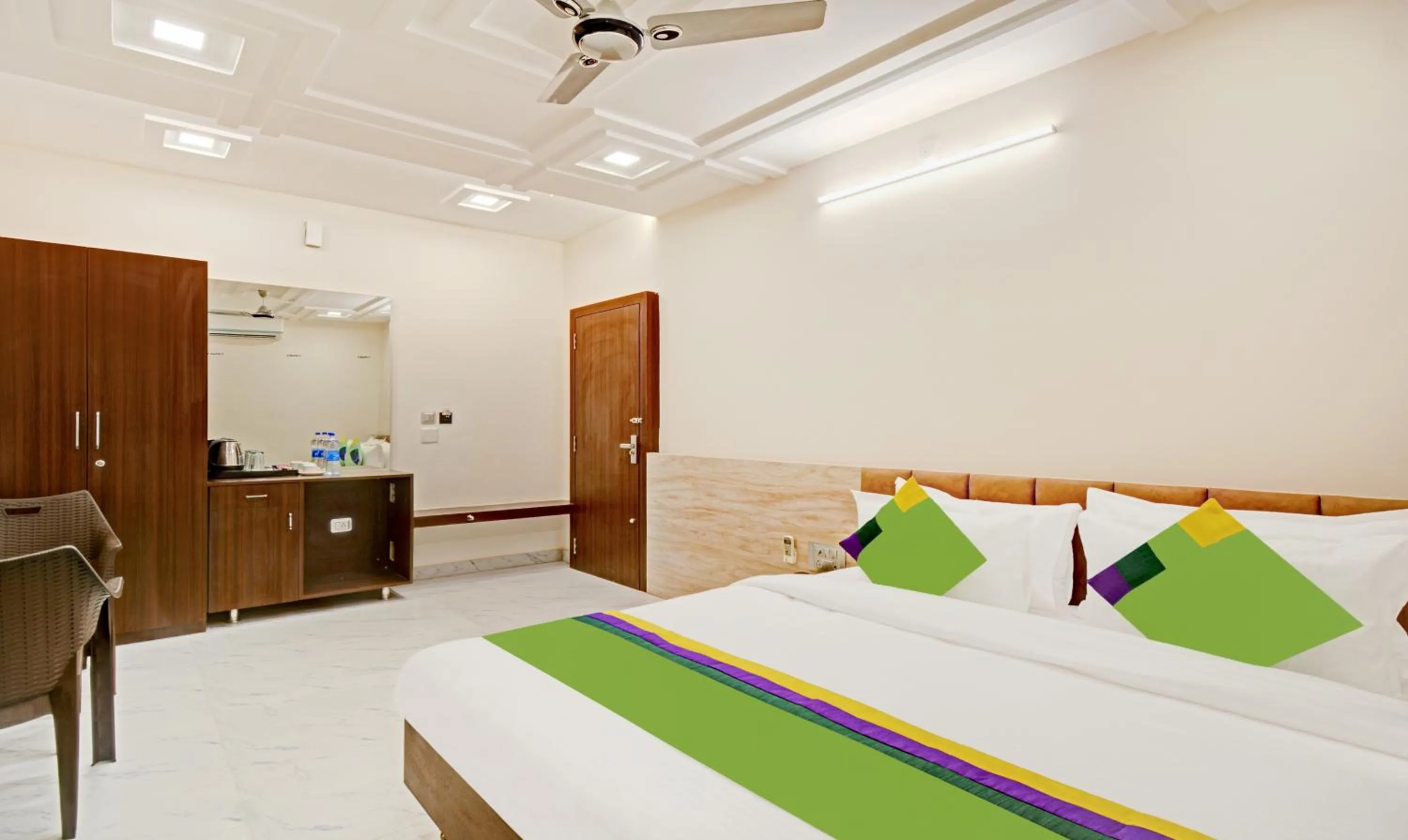 Bedroom, Bed in Treebo Paras Raj Near City Palace