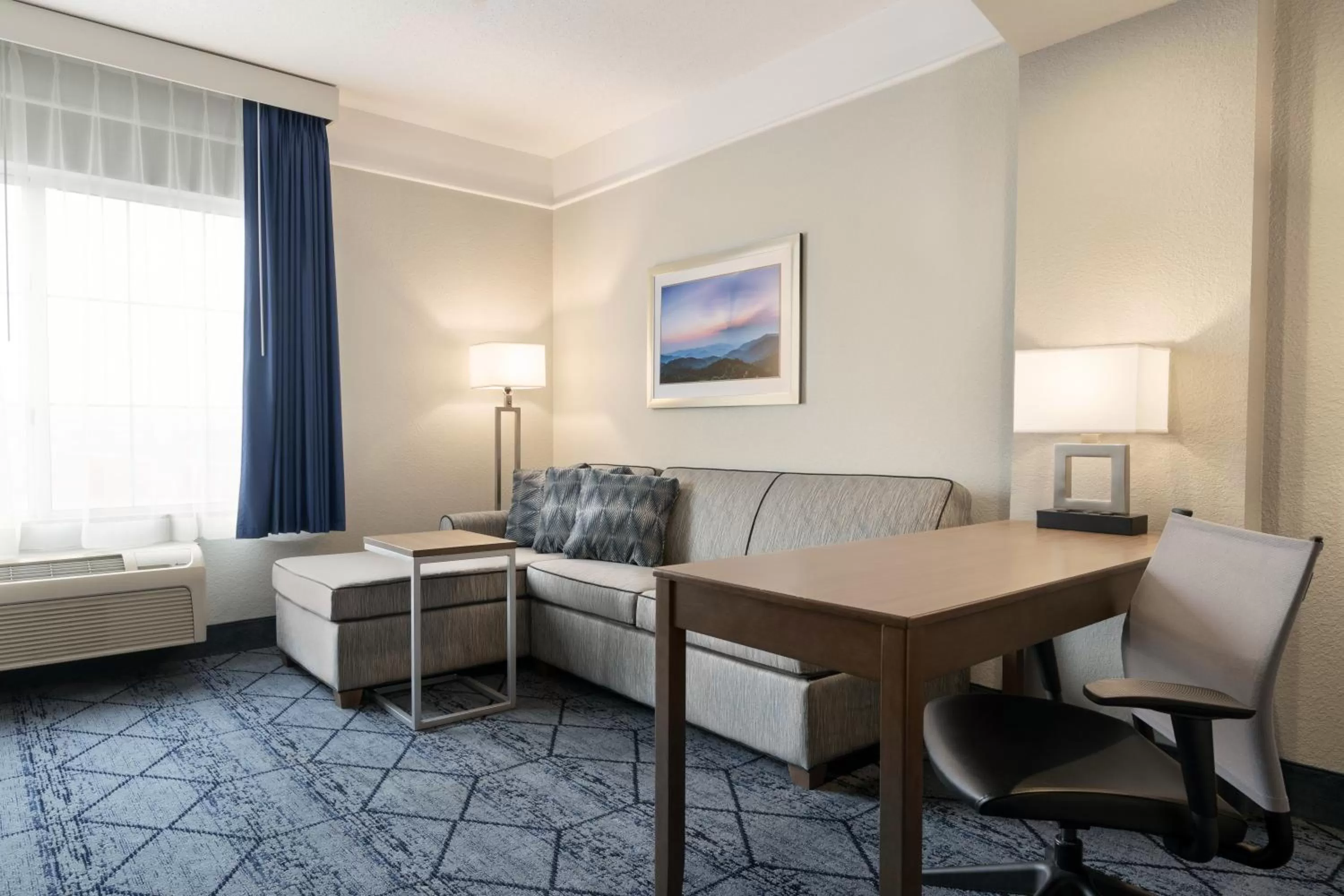 Communal lounge/ TV room in La Quinta Inn and Suites by Wyndham at WaTiki Waterpark