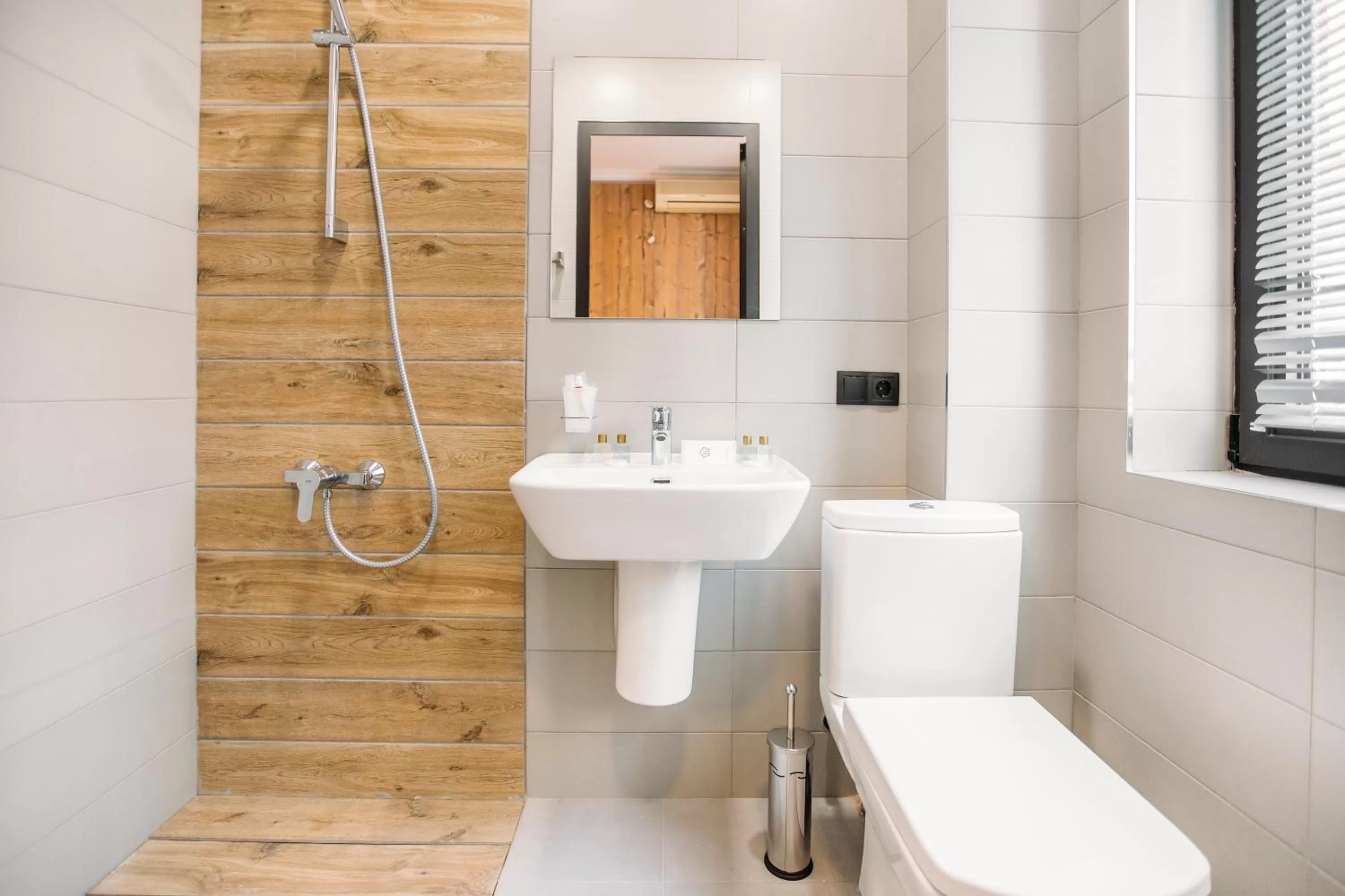 Shower in Old Side Corner