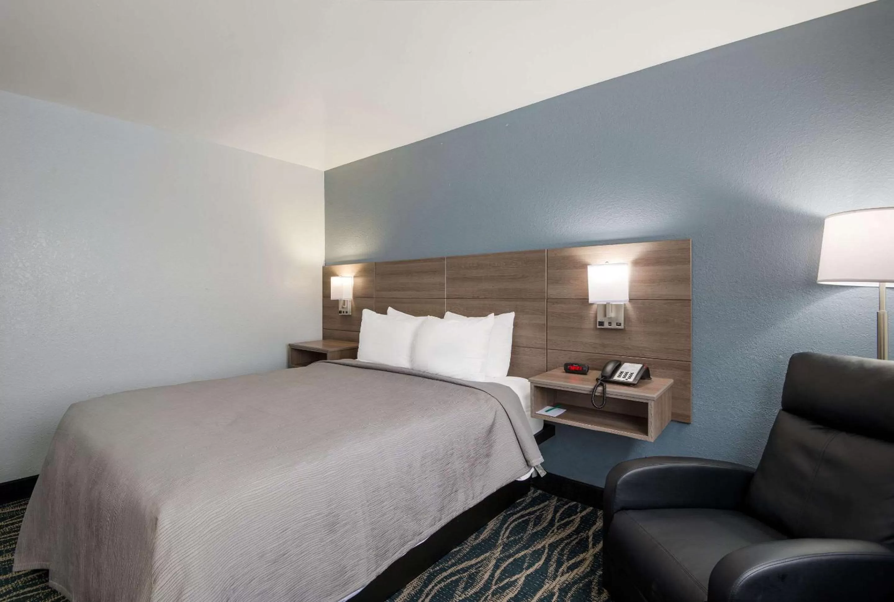 Bedroom, Bed in Super 8 by Wyndham Oneida Verona