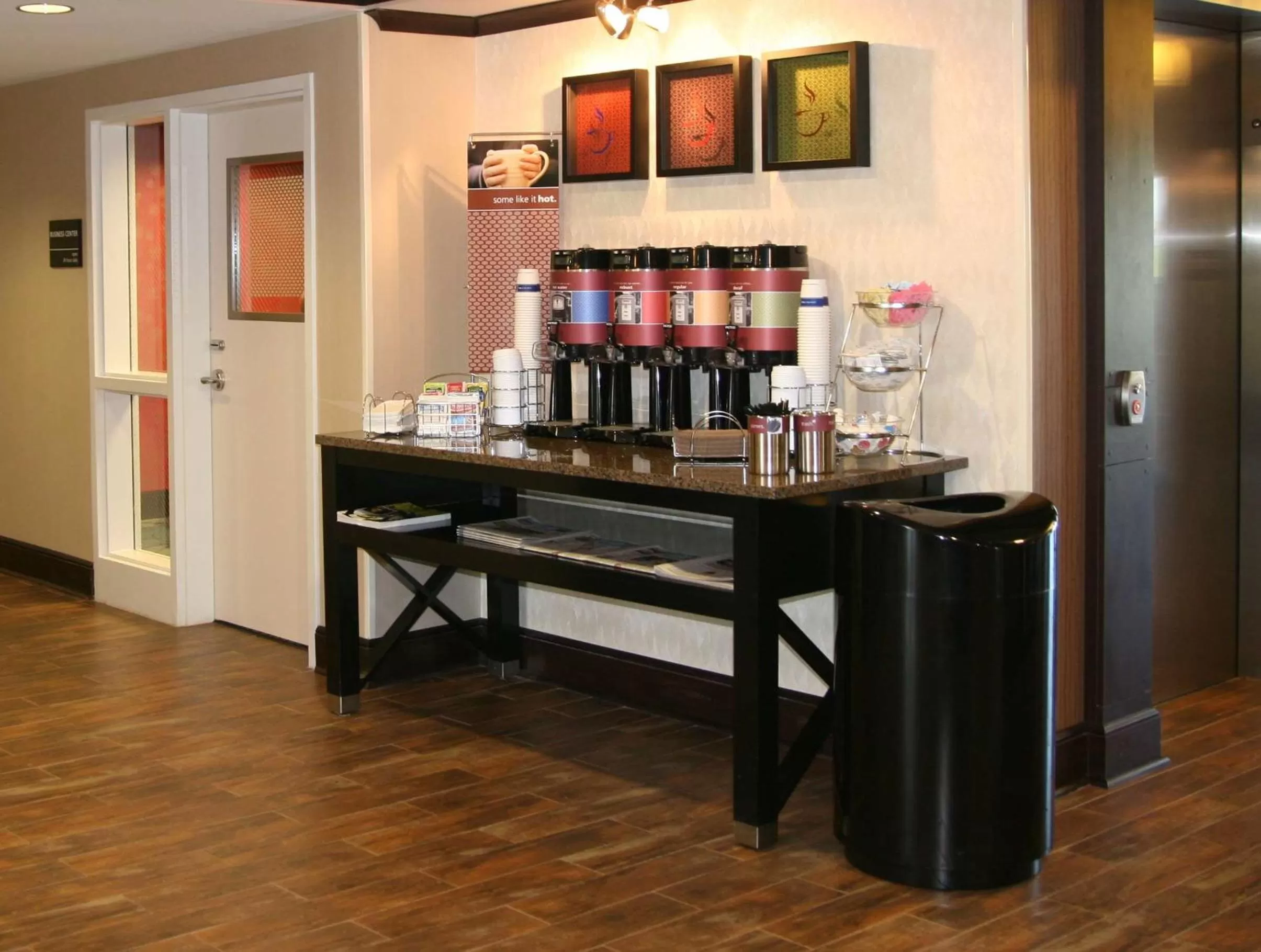 Dining area in Hampton Inn New Albany