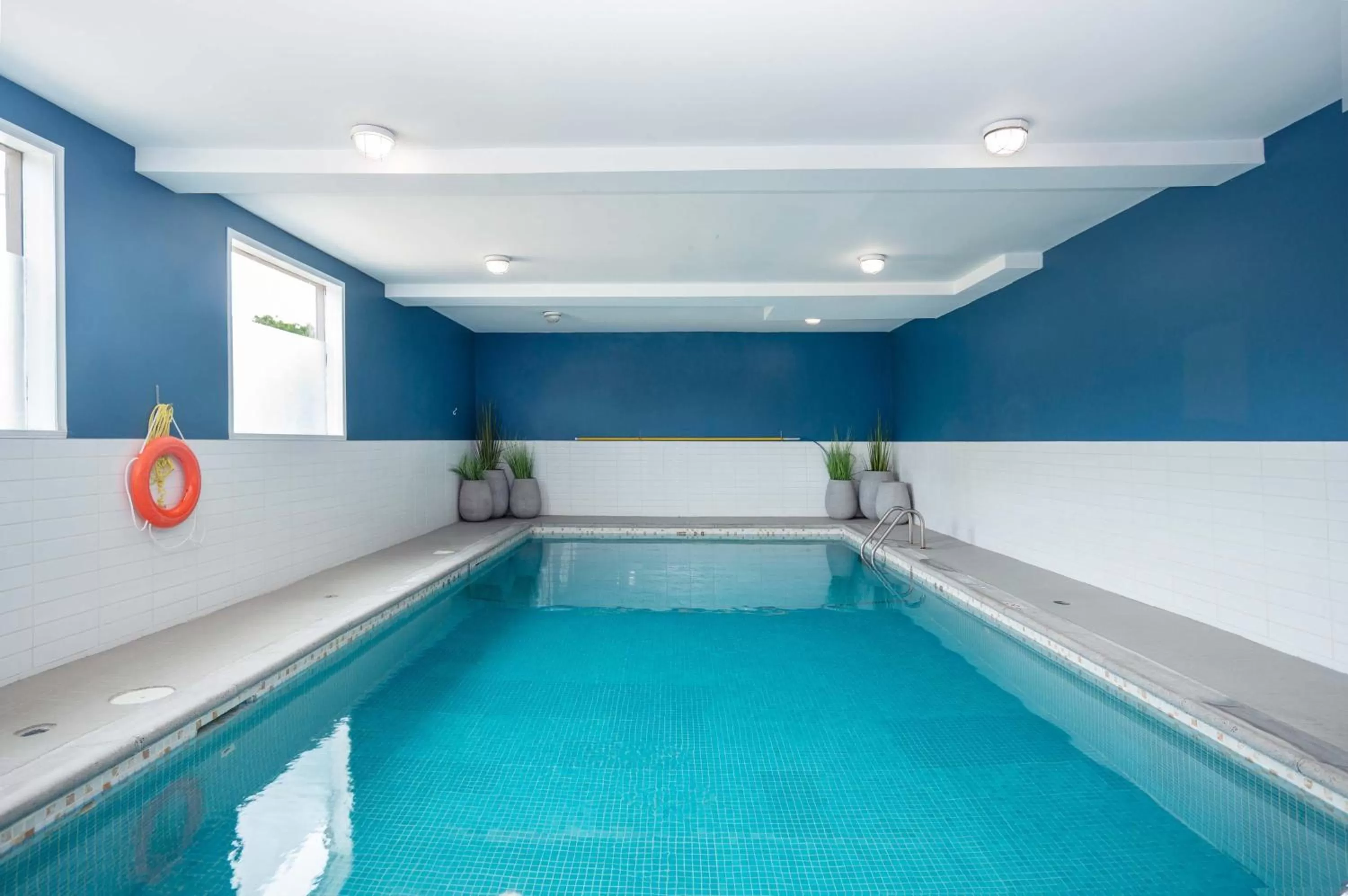 Swimming pool in Sandman Hotel Vernon