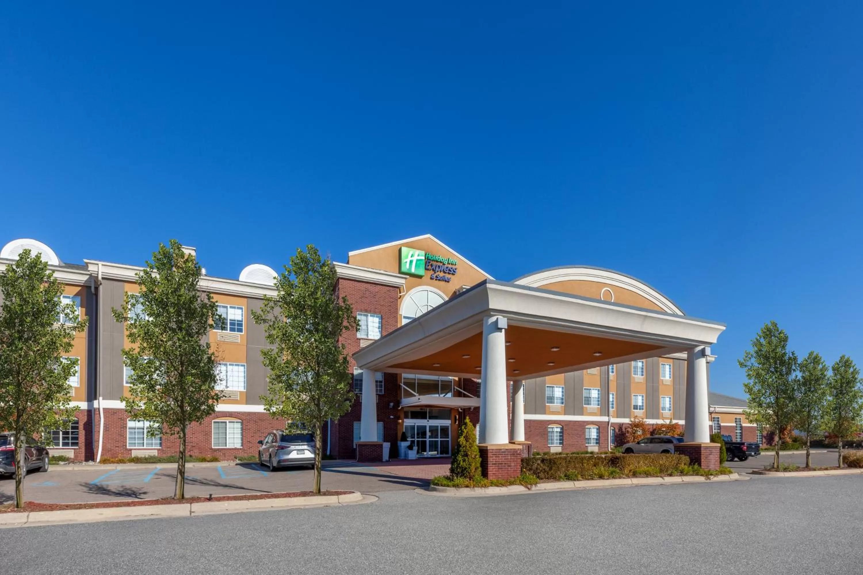 Property building in Holiday Inn Express Hotel & Suites Woodhaven by IHG