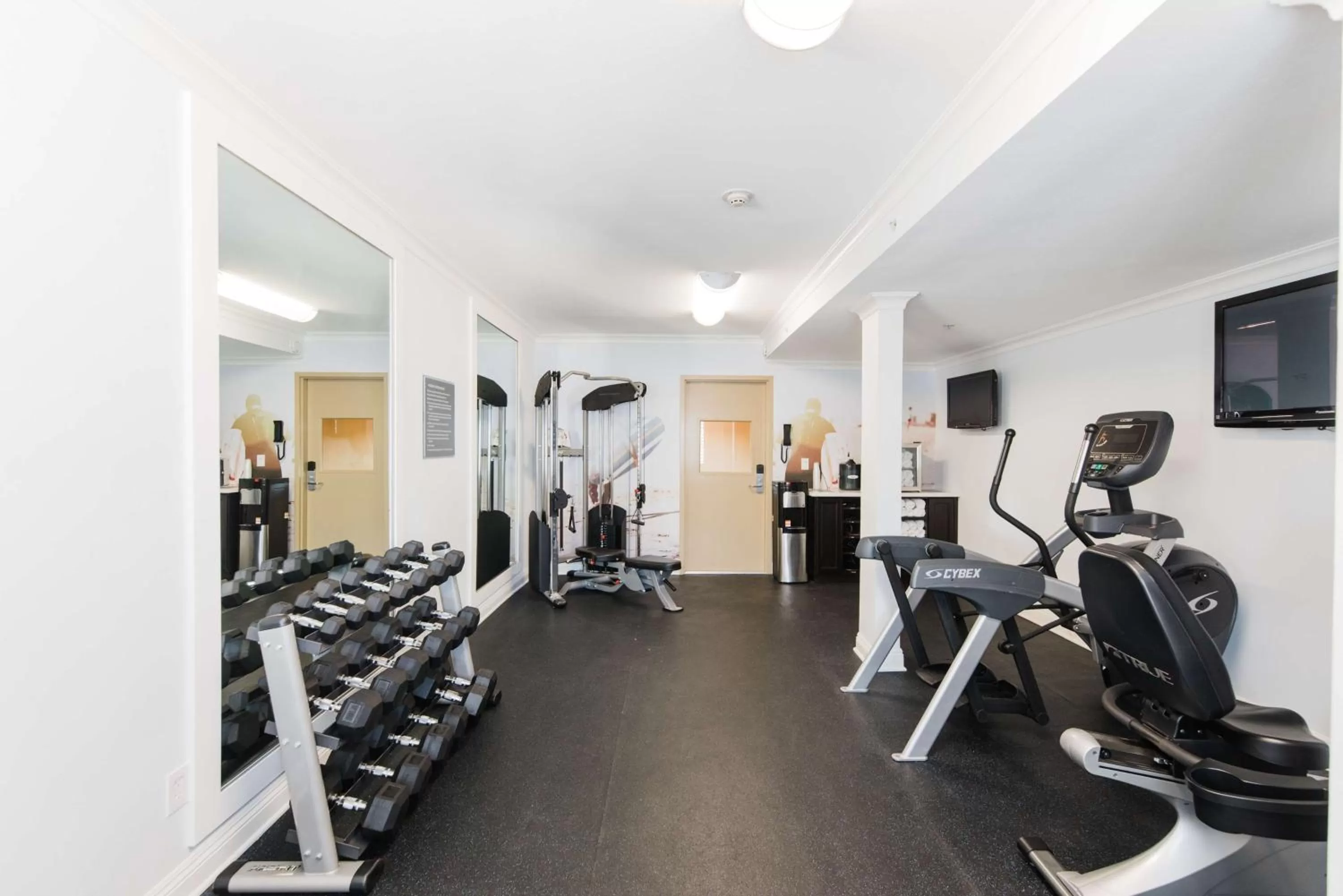 Fitness centre/facilities in City Express by Marriott Manhattan Beach