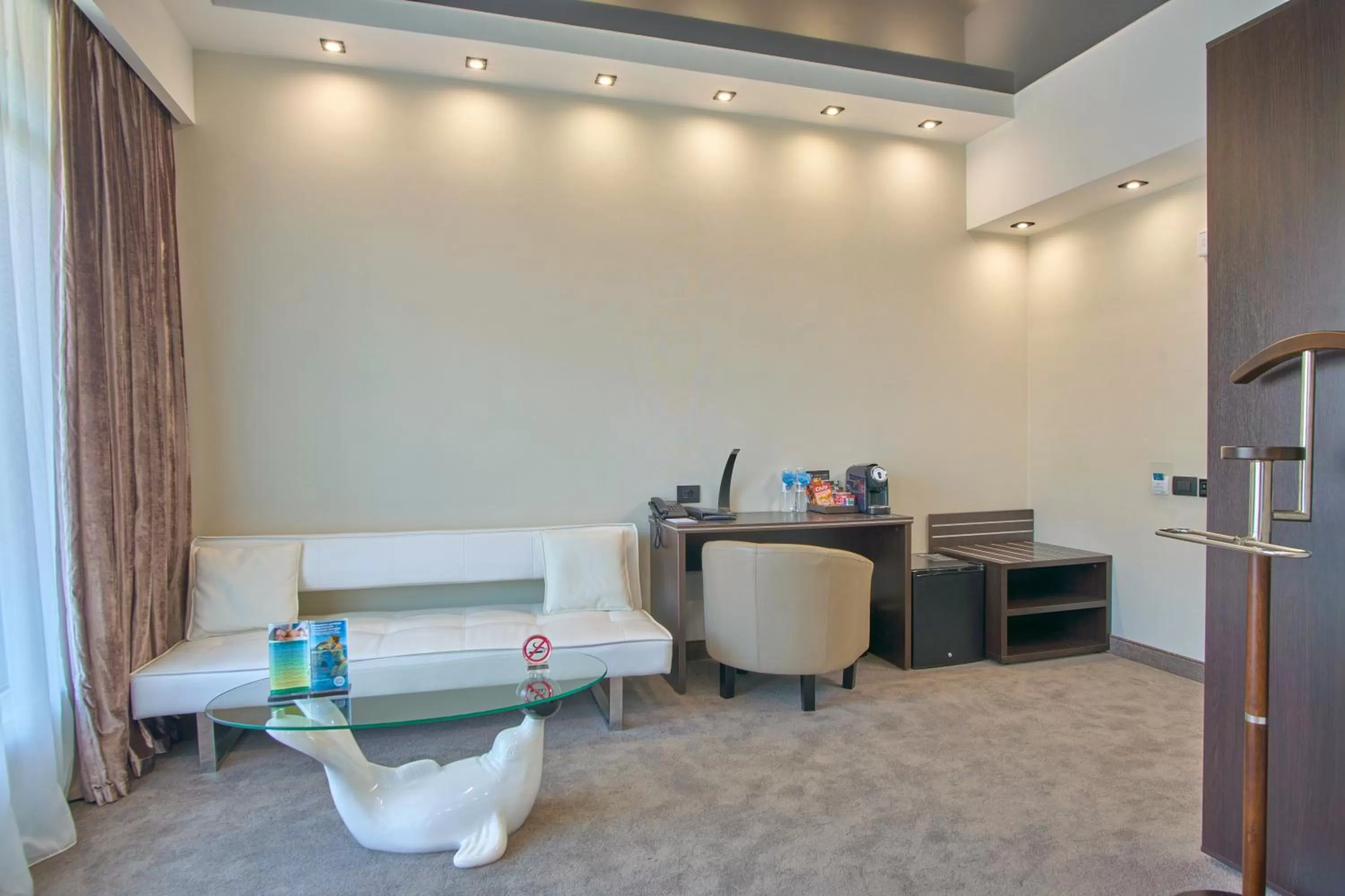 Living room, Seating Area in Hotel & Spa NEMO with dolphins