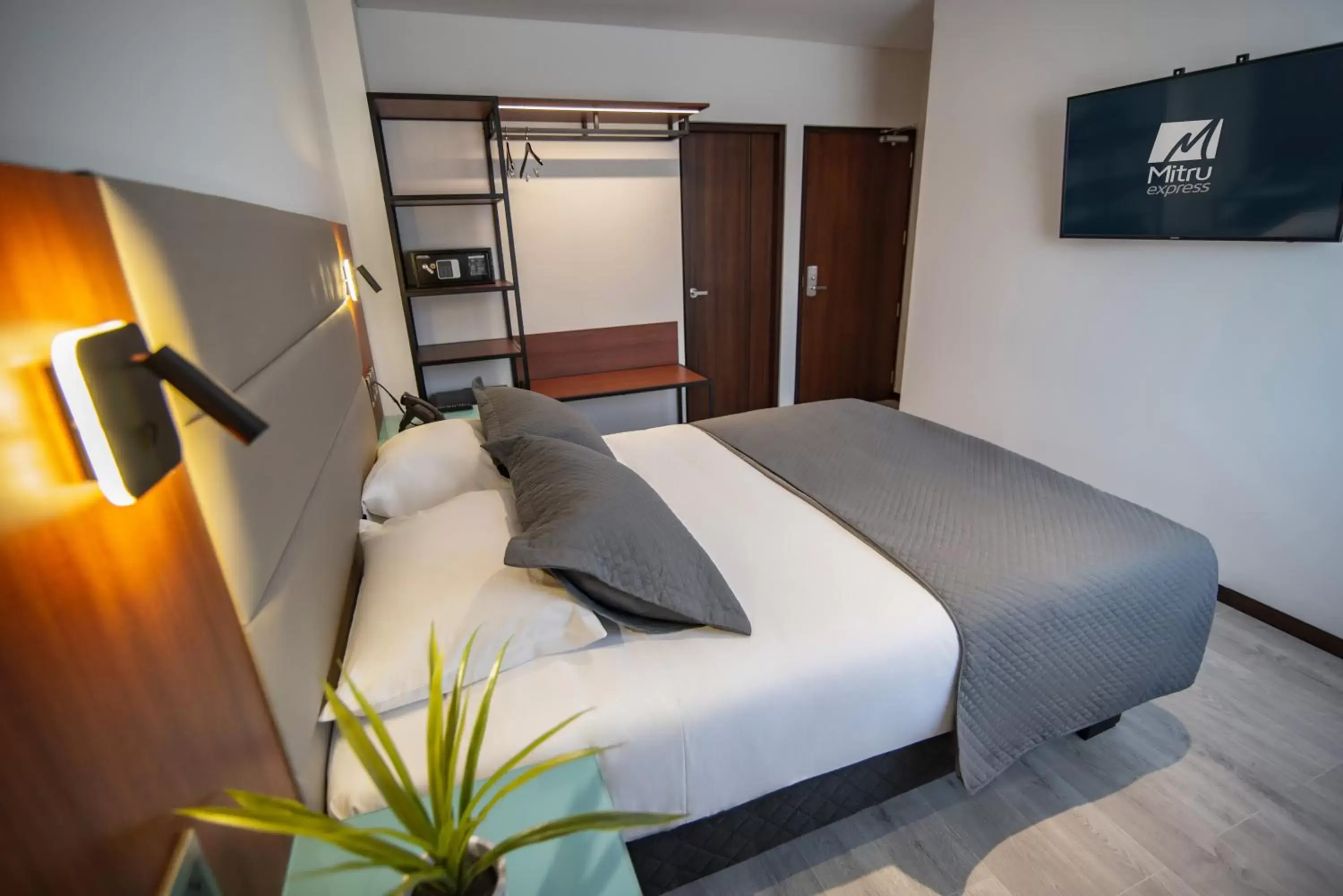 Queen Room in Mitru Express Hotel Queen Room in Mitru Express Hotel