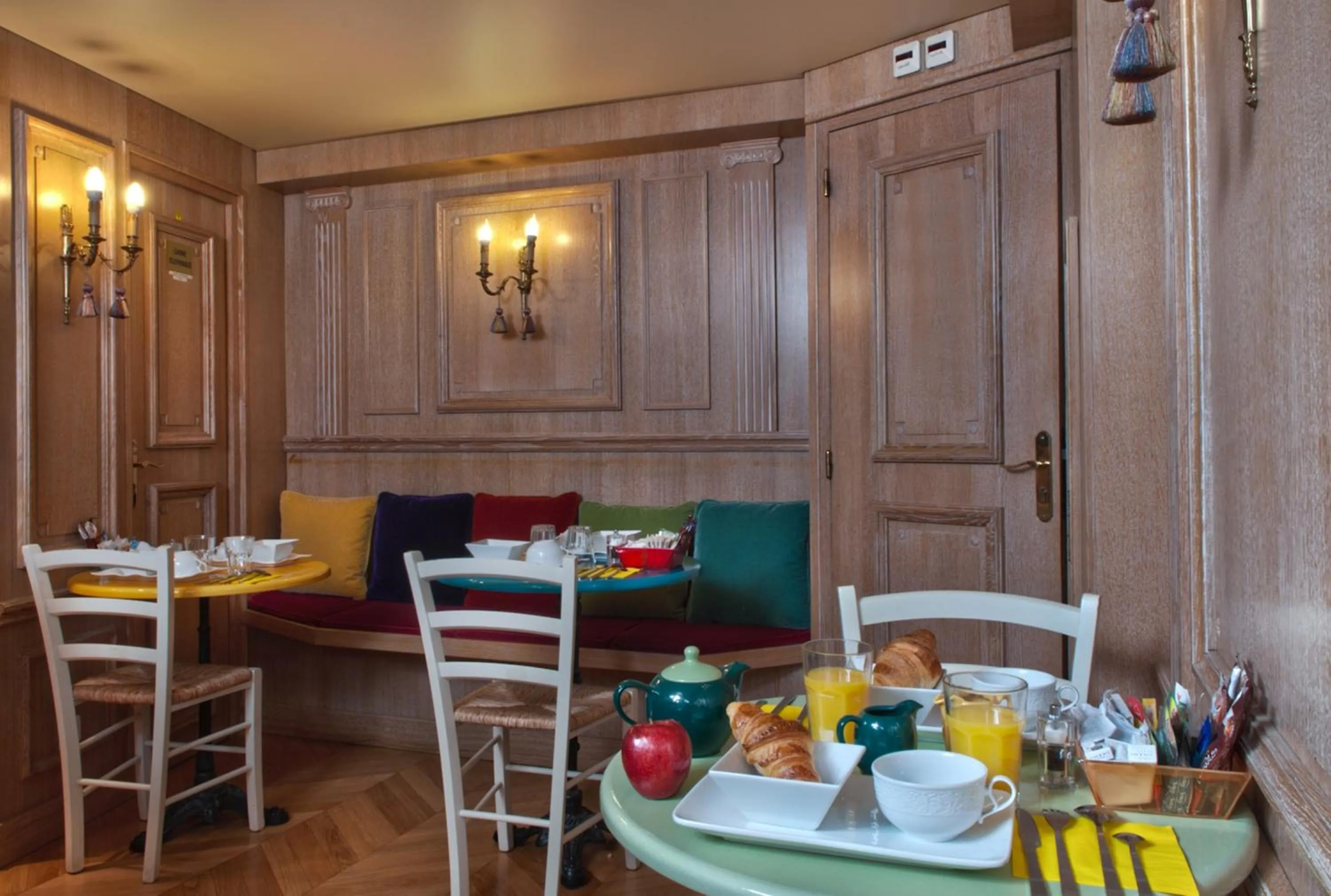 Restaurant/places to eat in Hôtel de la Motte Picquet