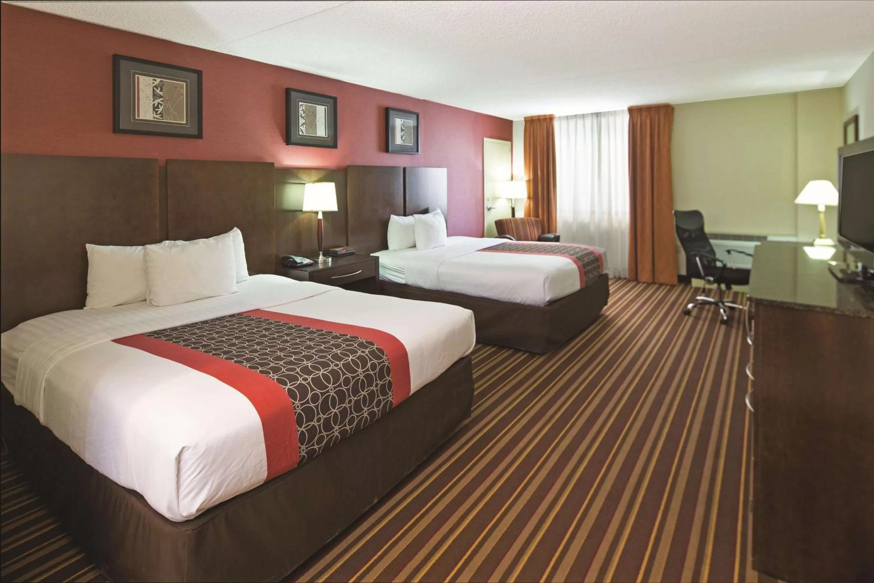 Photo of the whole room in La Quinta by Wyndham Salisbury