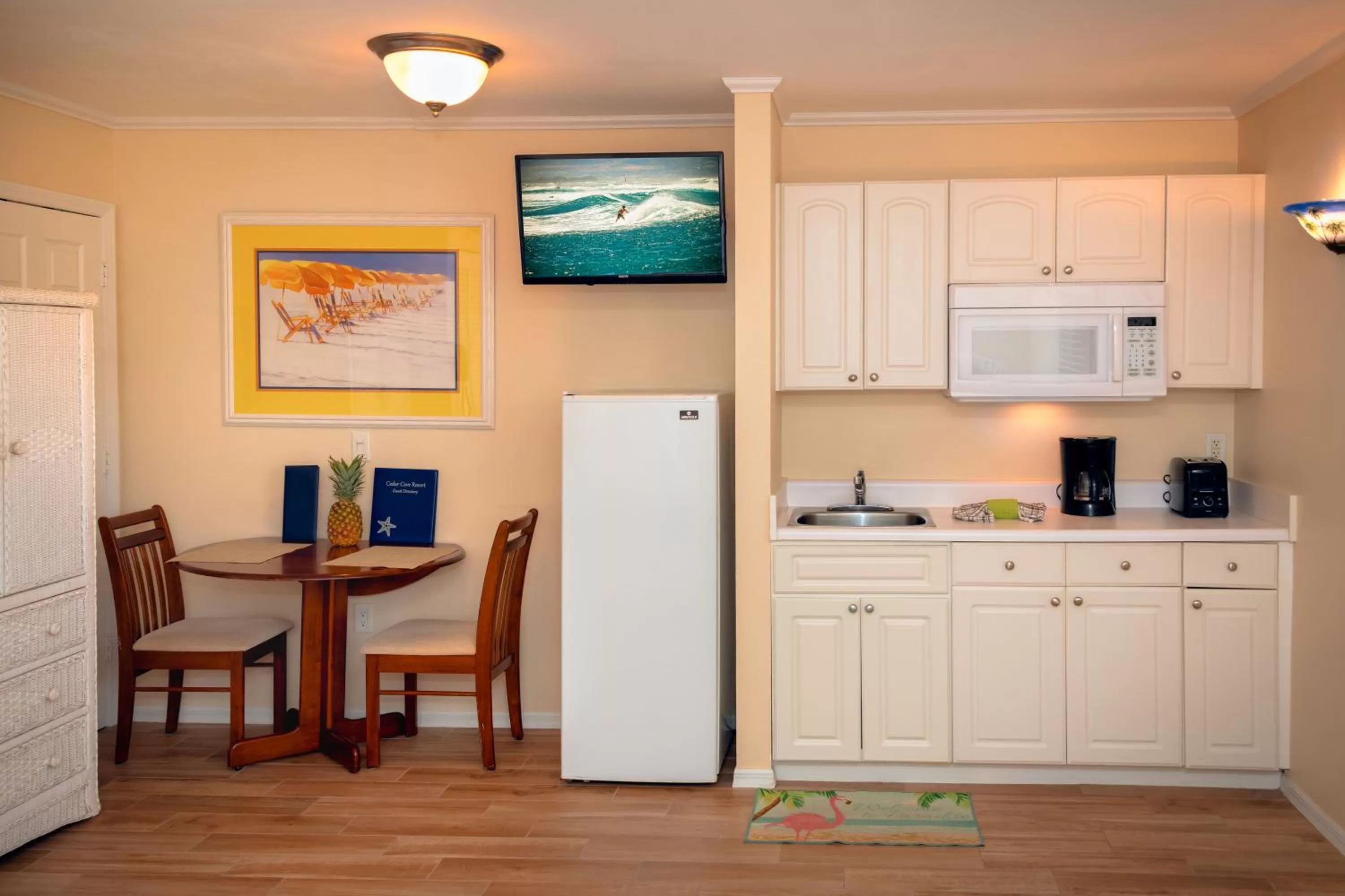 Kitchen or kitchenette in Cedar Cove Resort & Cottages