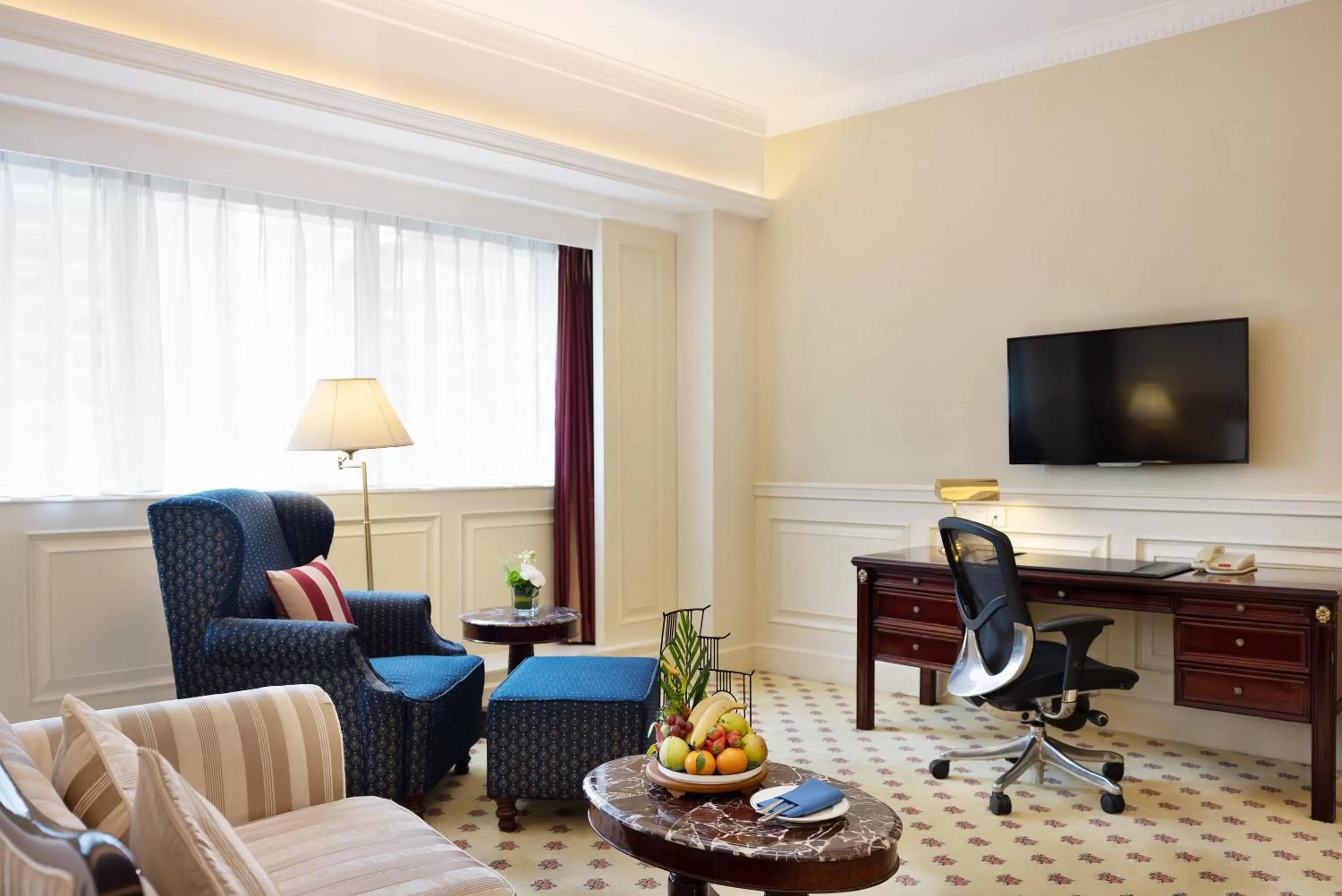 Photo of the whole room, Seating Area in Crowne Plaza Hotel & Suites Landmark Shenzhen, an IHG Hotel - Nearby Luohu Border, Indoor heated swimming pool, Receive RMB100 SPA coupon upon check-in