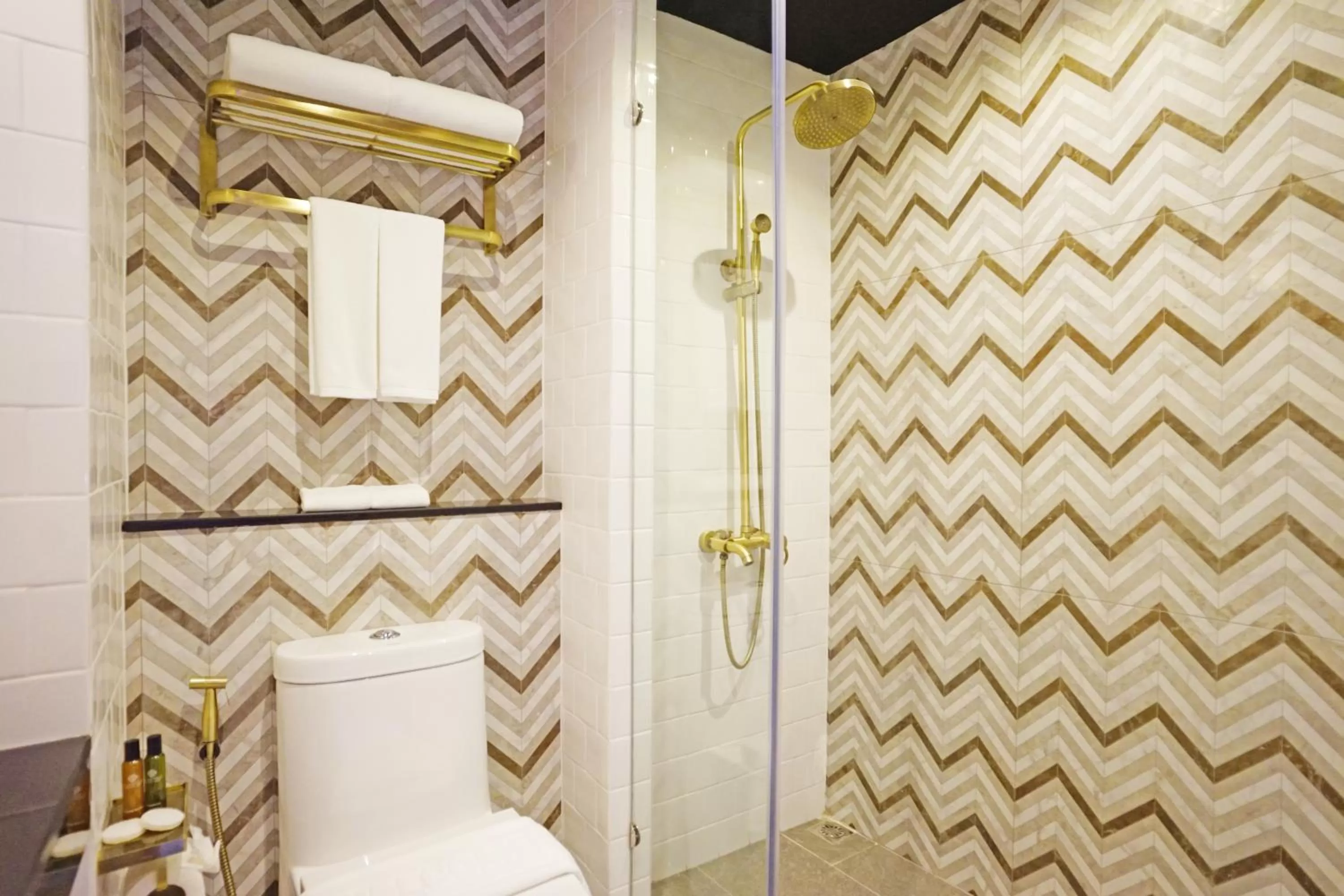 Bathroom in 4 Monkeys Hotel