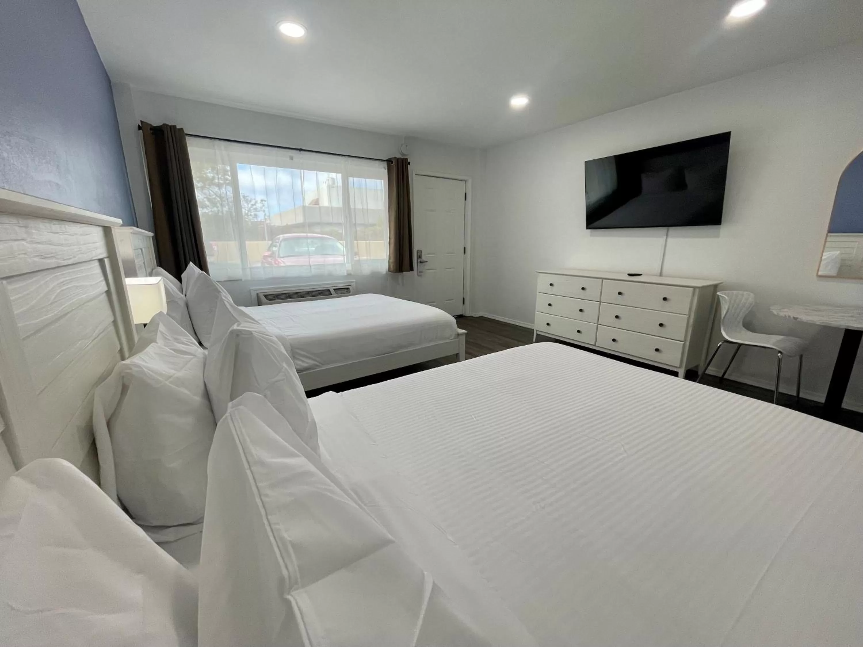 Photo of the whole room, Bed in Budget Inn