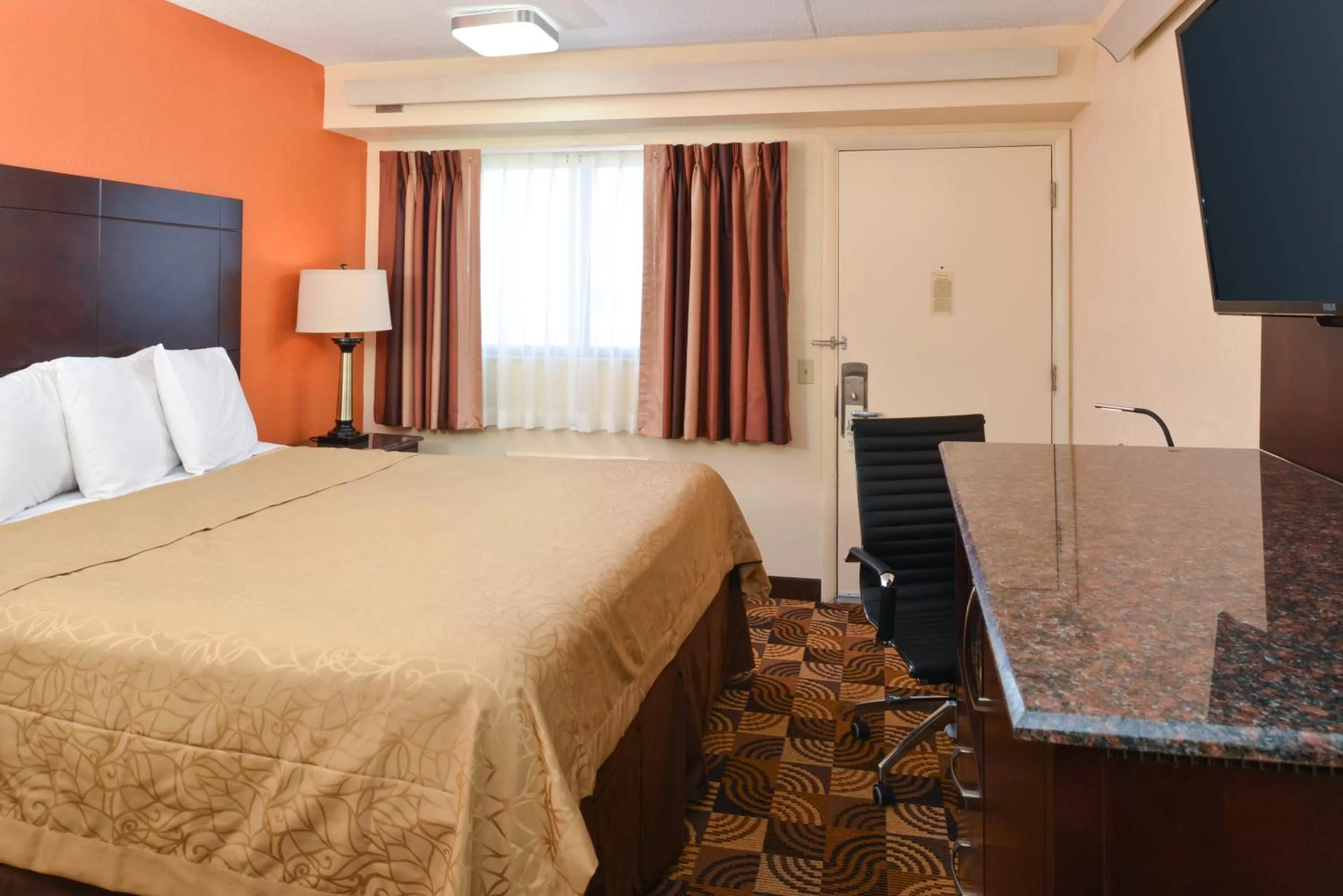 Bed in Americas Best Value Inn-Pittsburgh Airport
