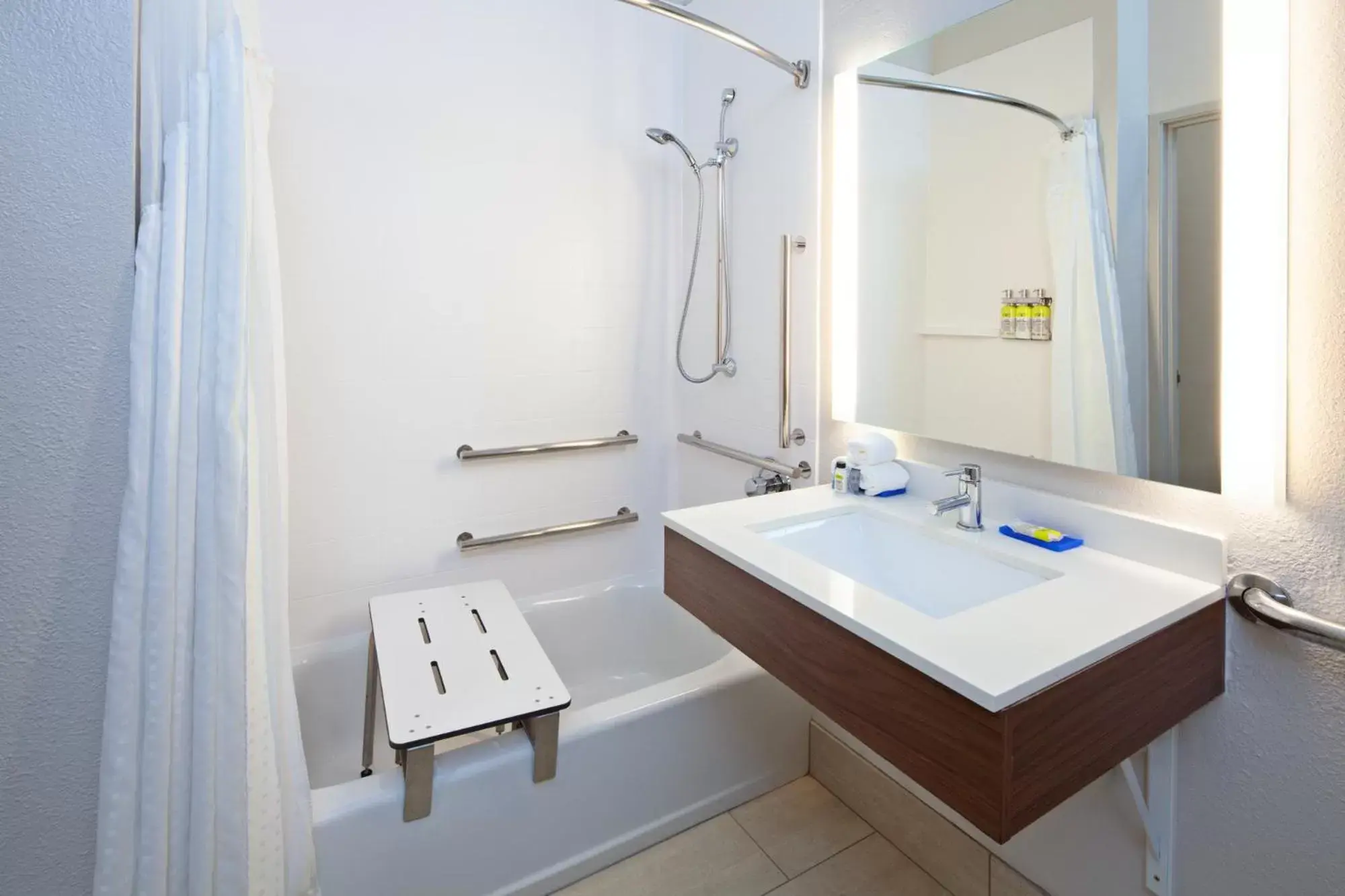 King Room - Mobility Access/Hearing Accessible in Holiday Inn Express & Suites Rancho Mirage - Palm Spgs Area, an IHG Hotel King Room - Mobility Access/Hearing Accessible in Holiday Inn Express & Suites Rancho Mirage - Palm Spgs Area, an IHG Hotel