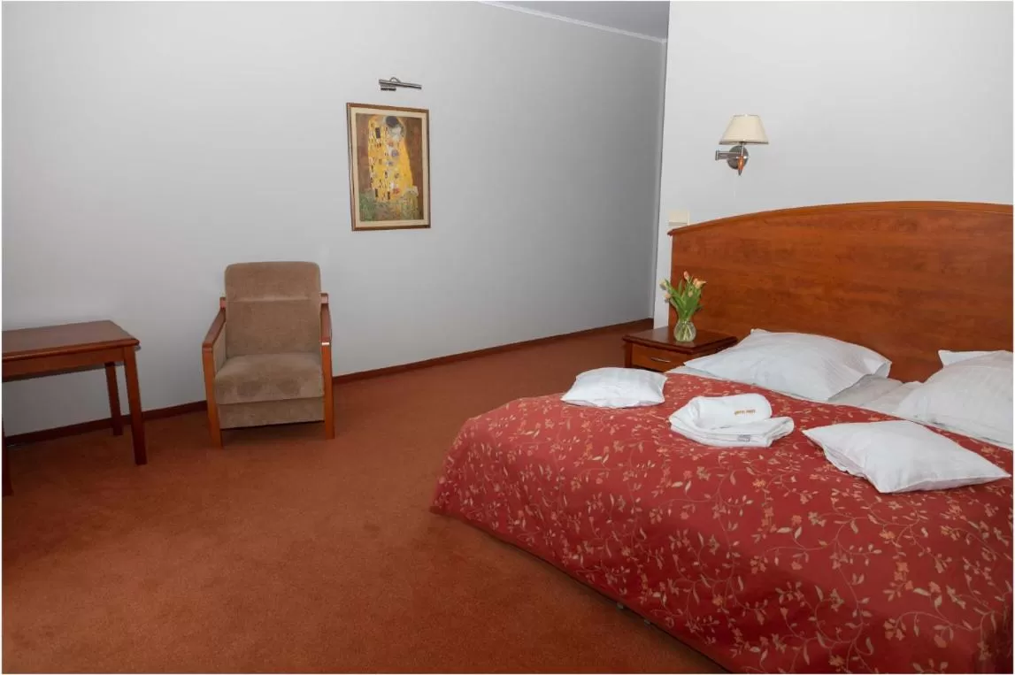Property building, Bed in Hotel Piast