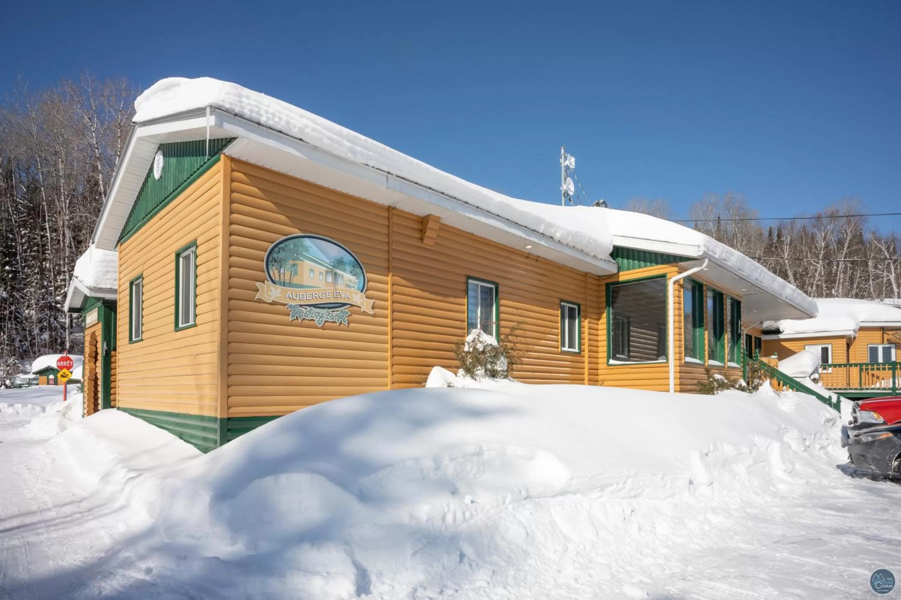 Property building, Winter in Auberge Éva
